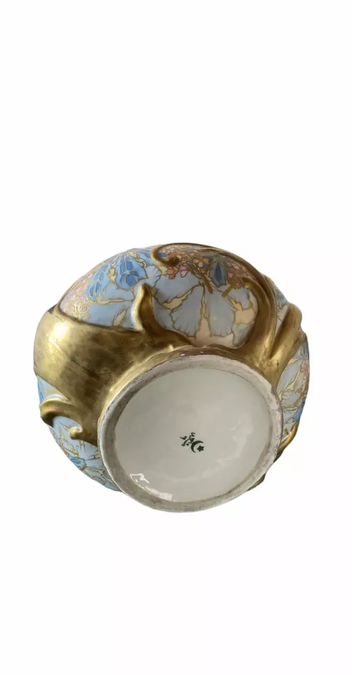 Usine impériale de porcelaine de Yıldız, vase en porcelaine de Monsieur Narcice, Turquie de la fin du XIXe siècle. 