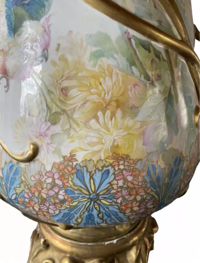 Usine impériale de porcelaine de Yıldız, vase en porcelaine de Monsieur Narcice, Turquie de la fin du XIXe siècle. 