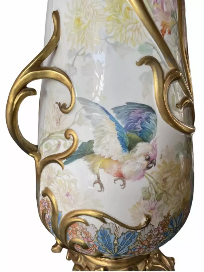 Usine impériale de porcelaine de Yıldız, vase en porcelaine de Monsieur Narcice, Turquie de la fin du XIXe siècle. 