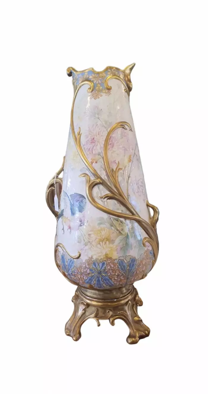 Usine impériale de porcelaine de Yıldız, vase en porcelaine de Monsieur Narcice, Turquie de la fin du XIXe siècle. 