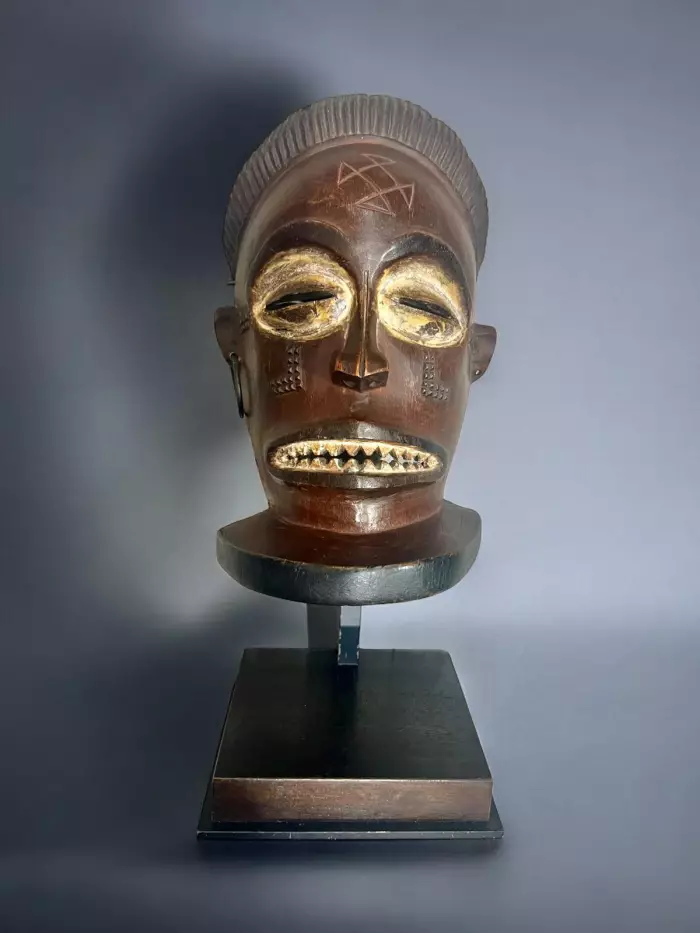 Tchokwé mask from Angola in wood and pigments - Circa 1900