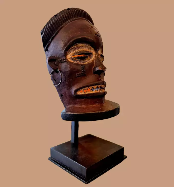 Tchokwé mask from Angola in wood and pigments - Circa 1900