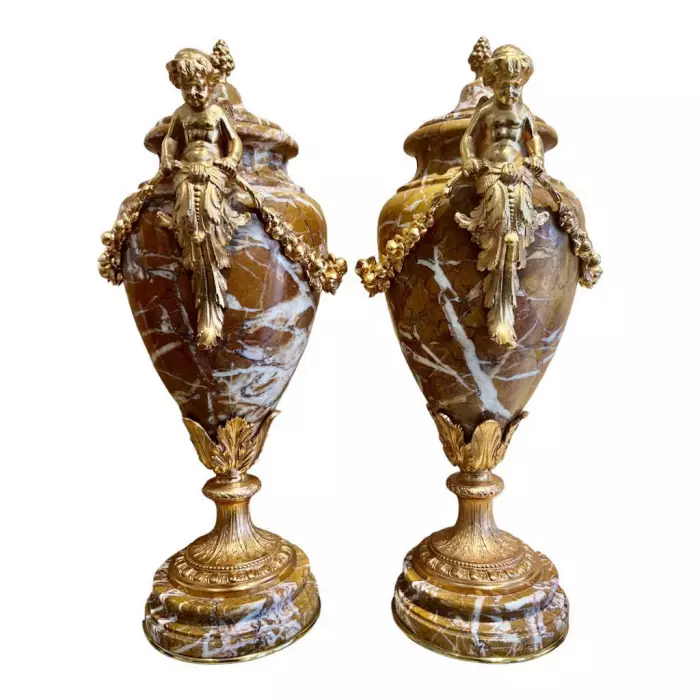 Pair of marble urns decorated with putti, Napoleon III period, 19th century