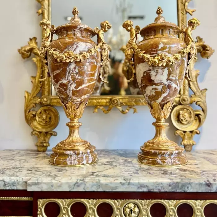 Pair of marble urns decorated with putti, Napoleon III period, 19th century
