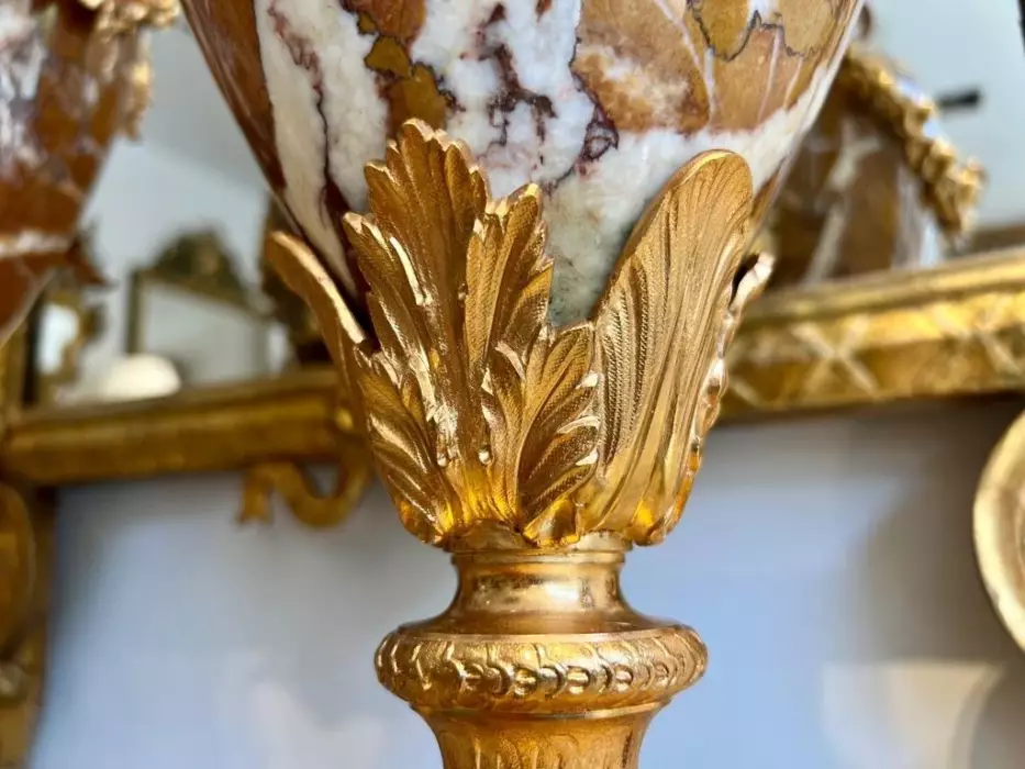 Pair of marble urns decorated with putti, Napoleon III period, 19th century