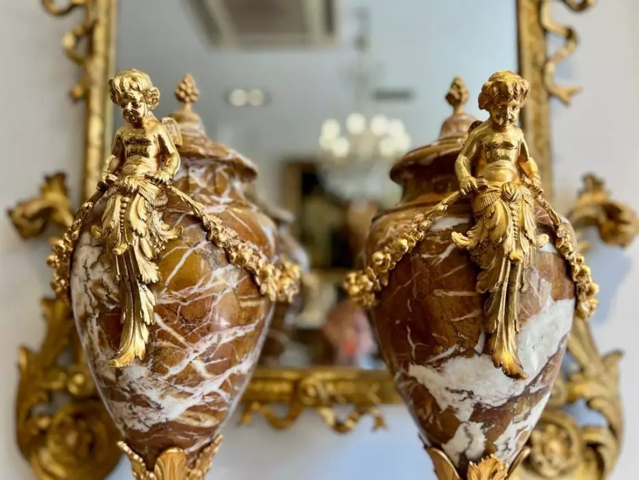 Pair of marble urns decorated with putti, Napoleon III period, 19th century