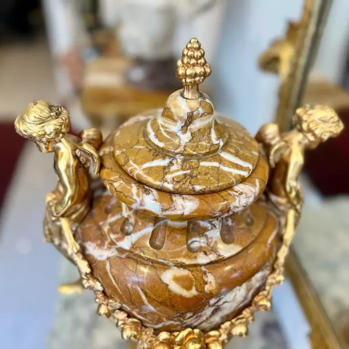 Pair of marble urns decorated with putti, Napoleon III period, 19th century