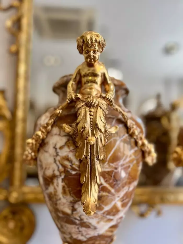 Pair of marble urns decorated with putti, Napoleon III period, 19th century