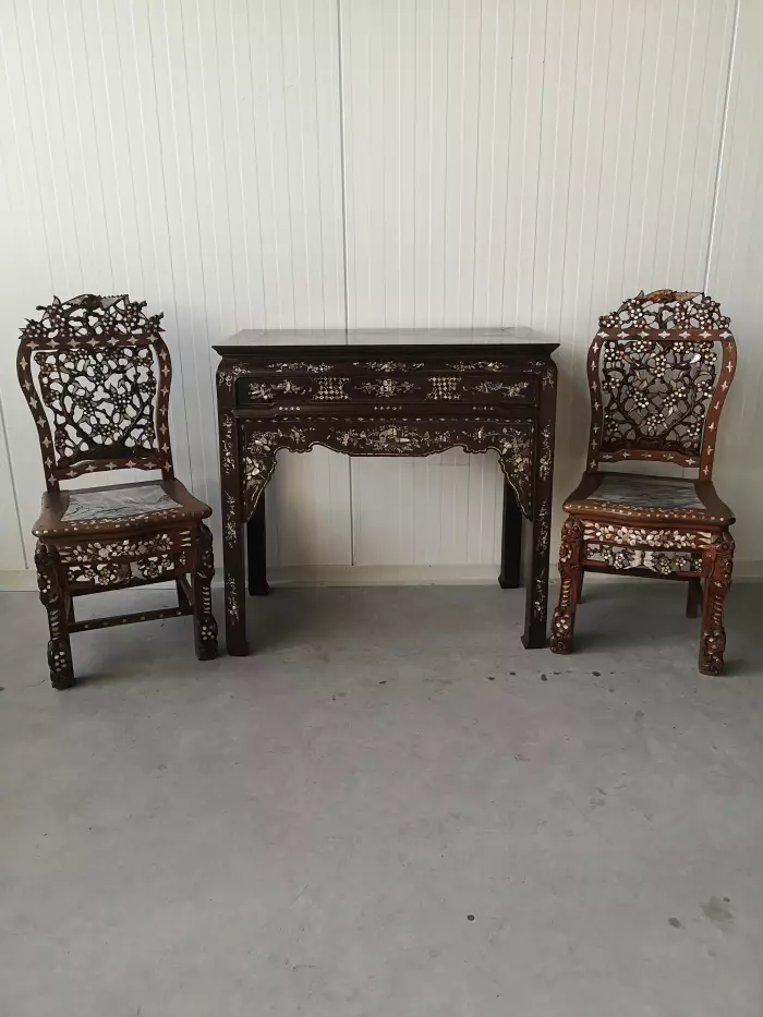 Console with two chairs