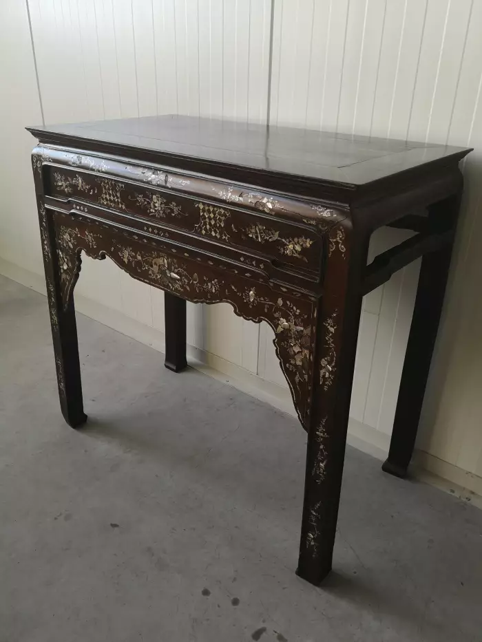 Console with two chairs