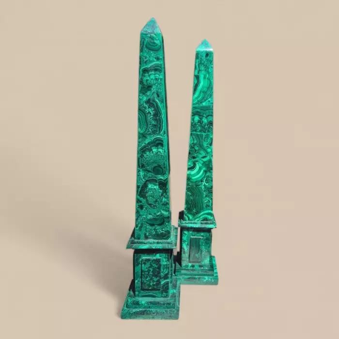 Elegant pair of malachite obelisks, 60 cm high, 19th century