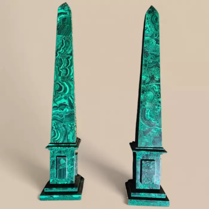 Elegant pair of malachite obelisks, 60 cm high, 19th century