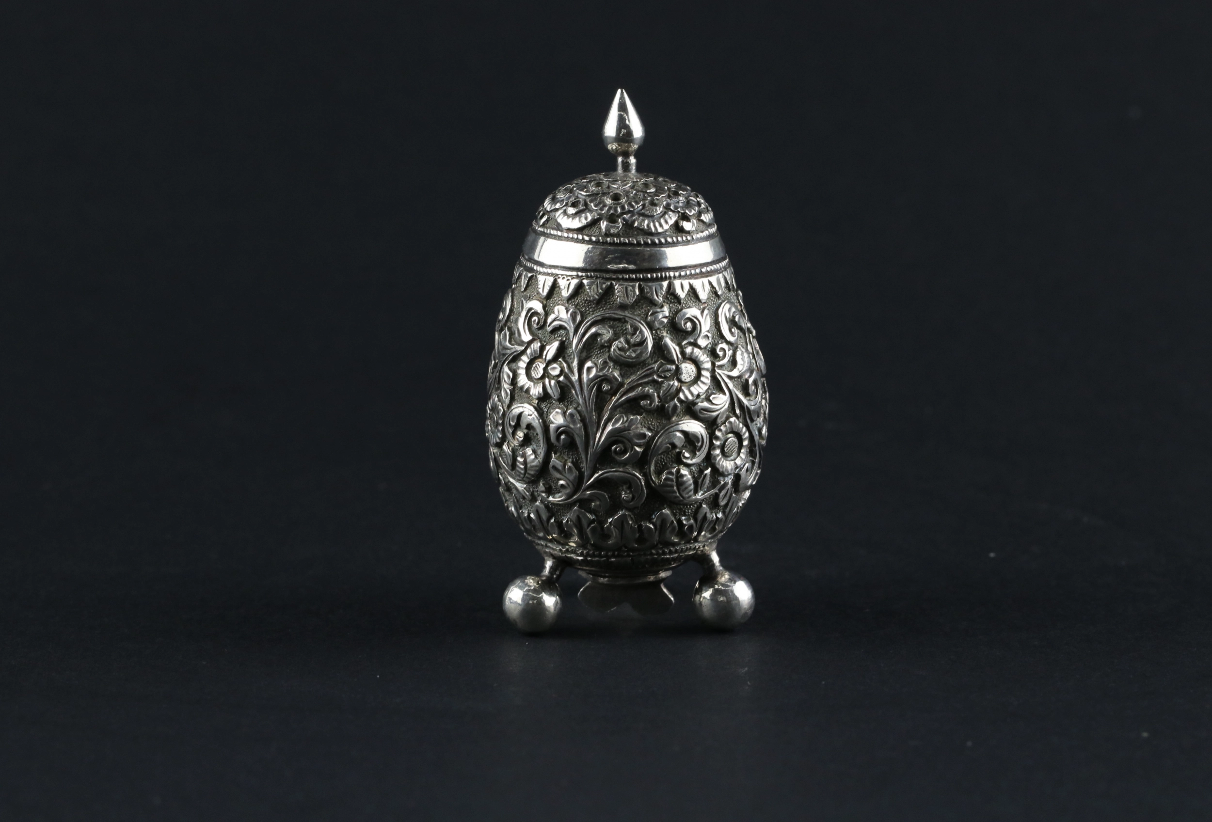 Salière en forme de LOeuf
