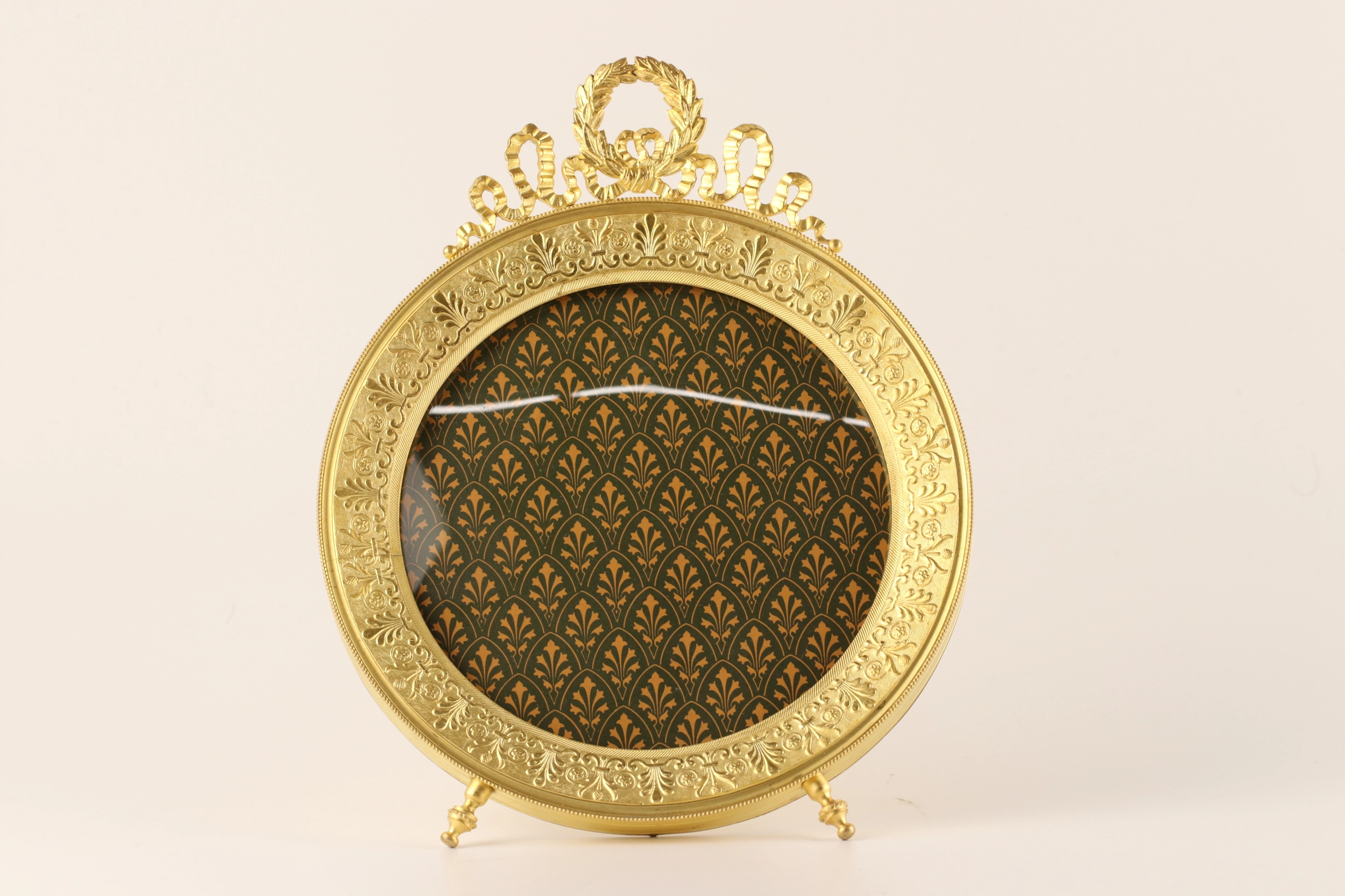 Round gilded photo frame  in Empire style