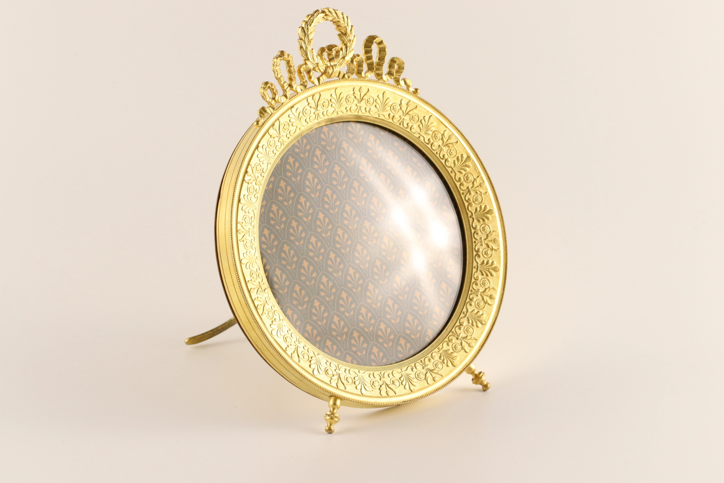 Round gilded photo frame  in Empire style