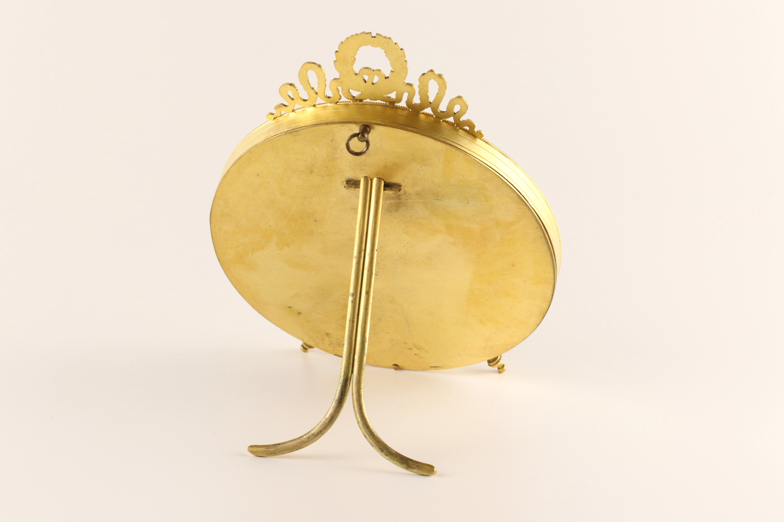 Round gilded photo frame  in Empire style