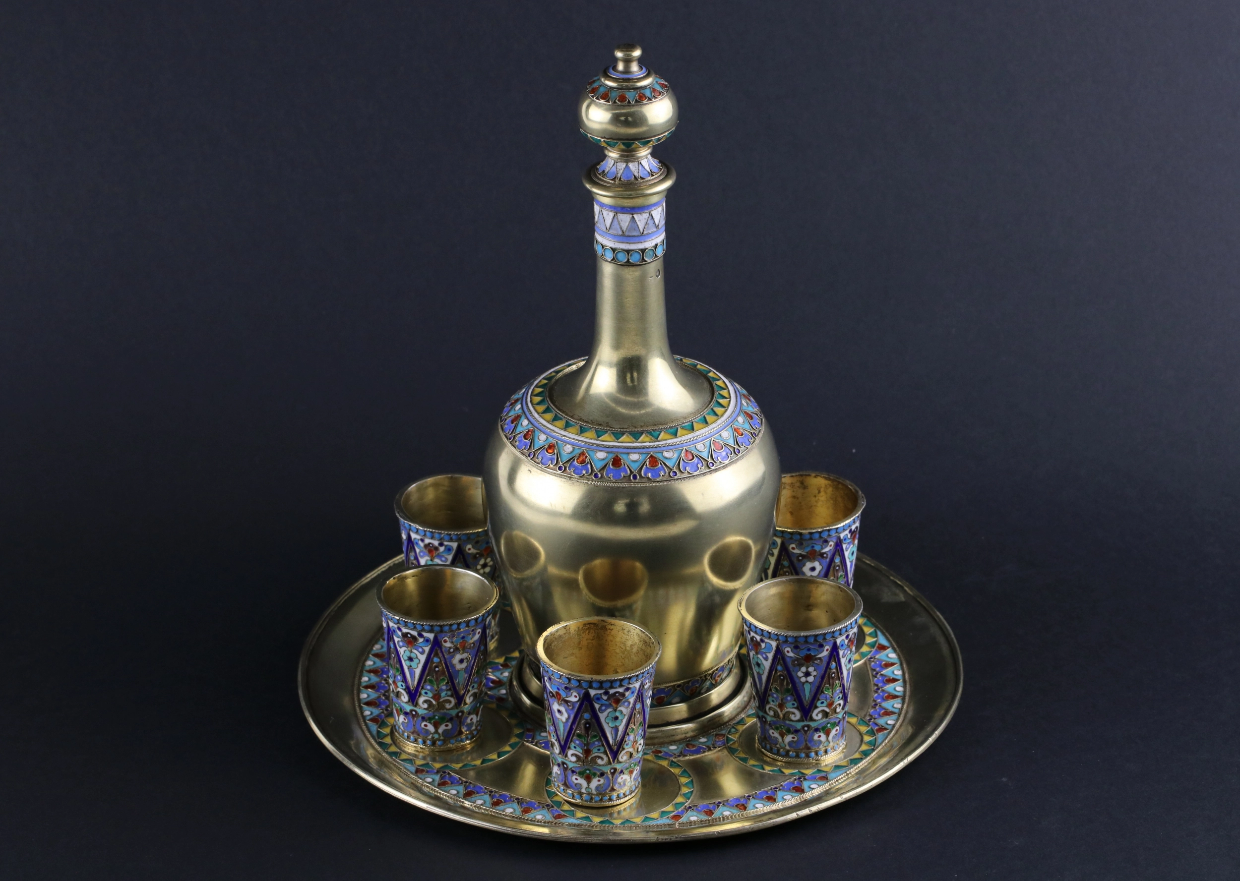 Ensemble de vodka luxueux en argent russe avec email. 
