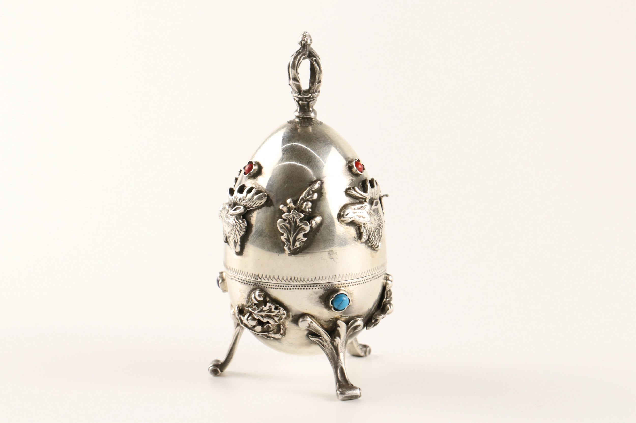 Oeuf decoratif en argent 