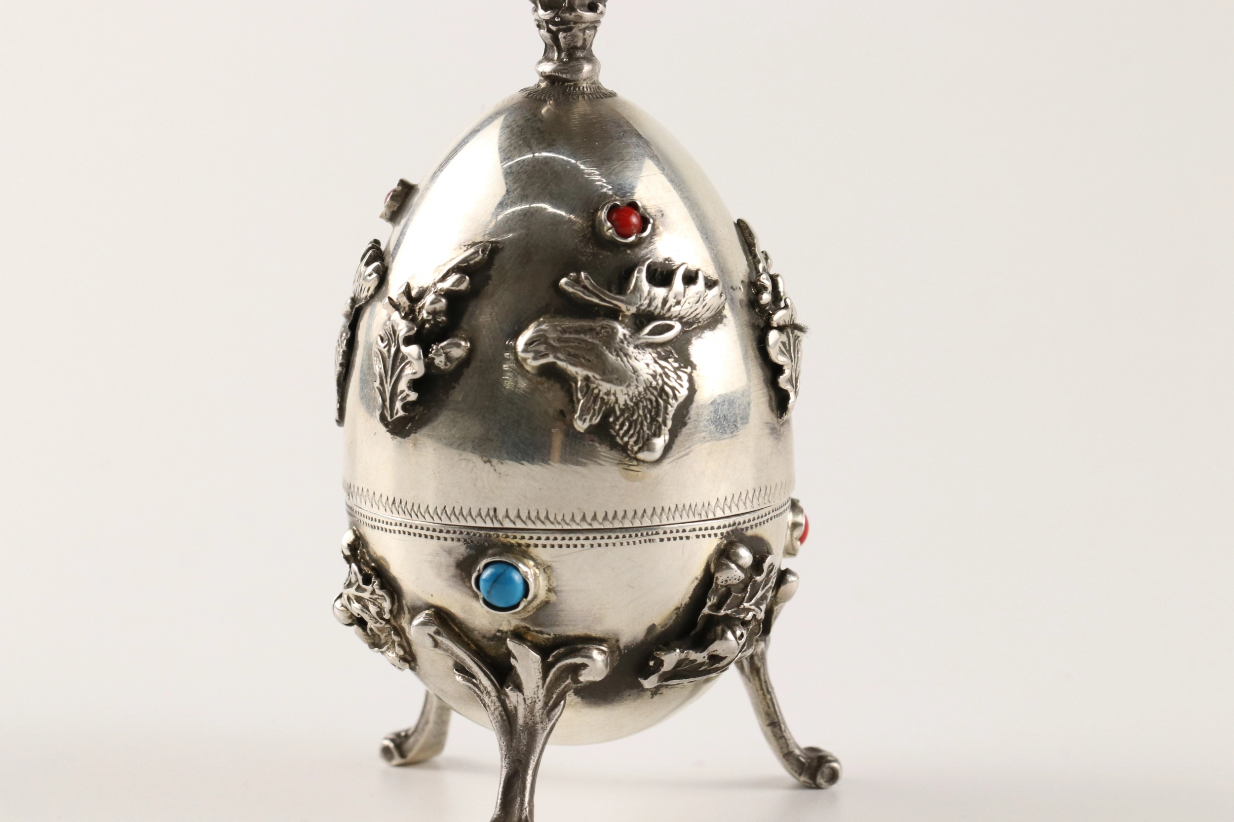 Oeuf decoratif en argent 
