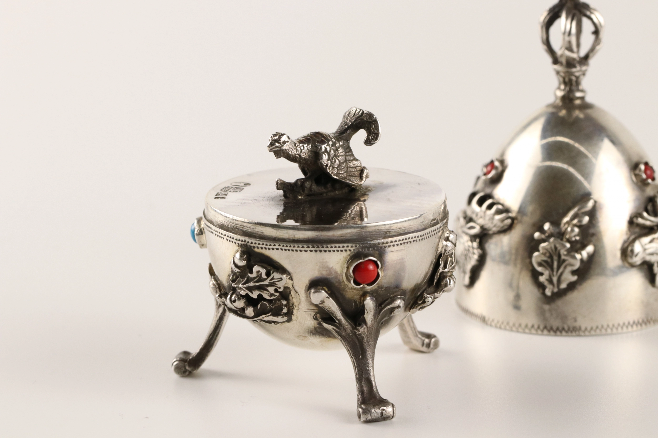 Oeuf decoratif en argent 