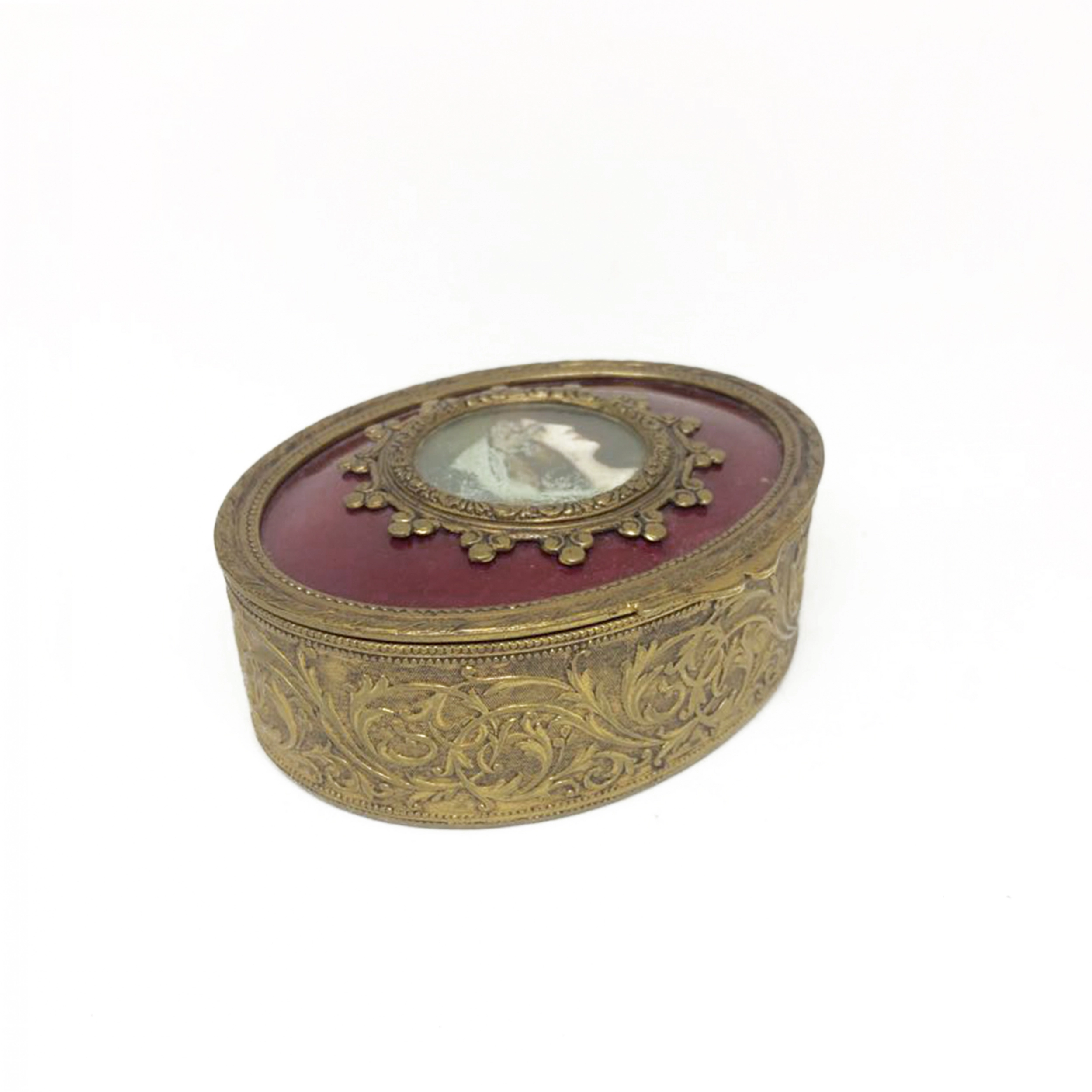 Boîte a bijoux ovale en bronze dore.