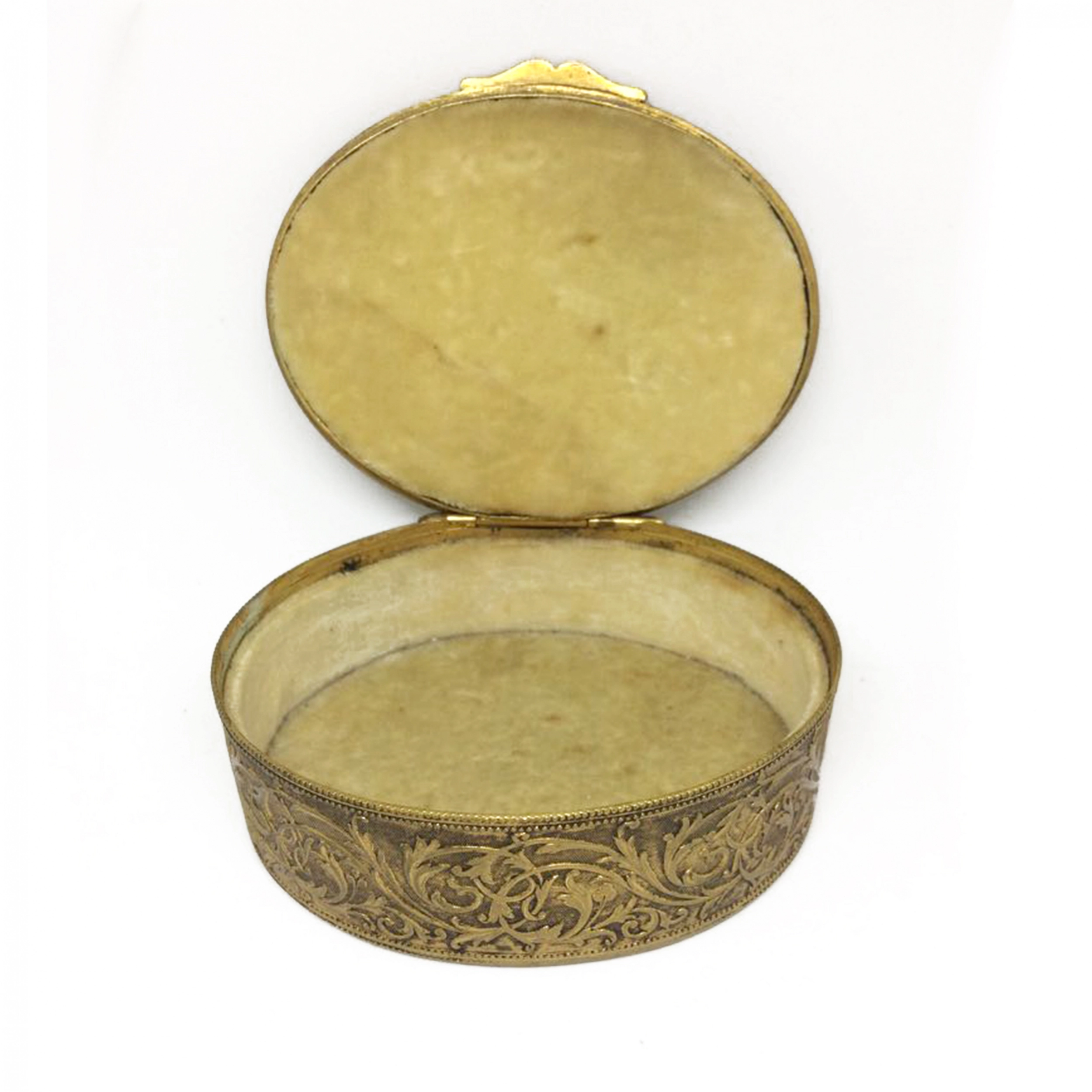 Boîte a bijoux ovale en bronze dore.