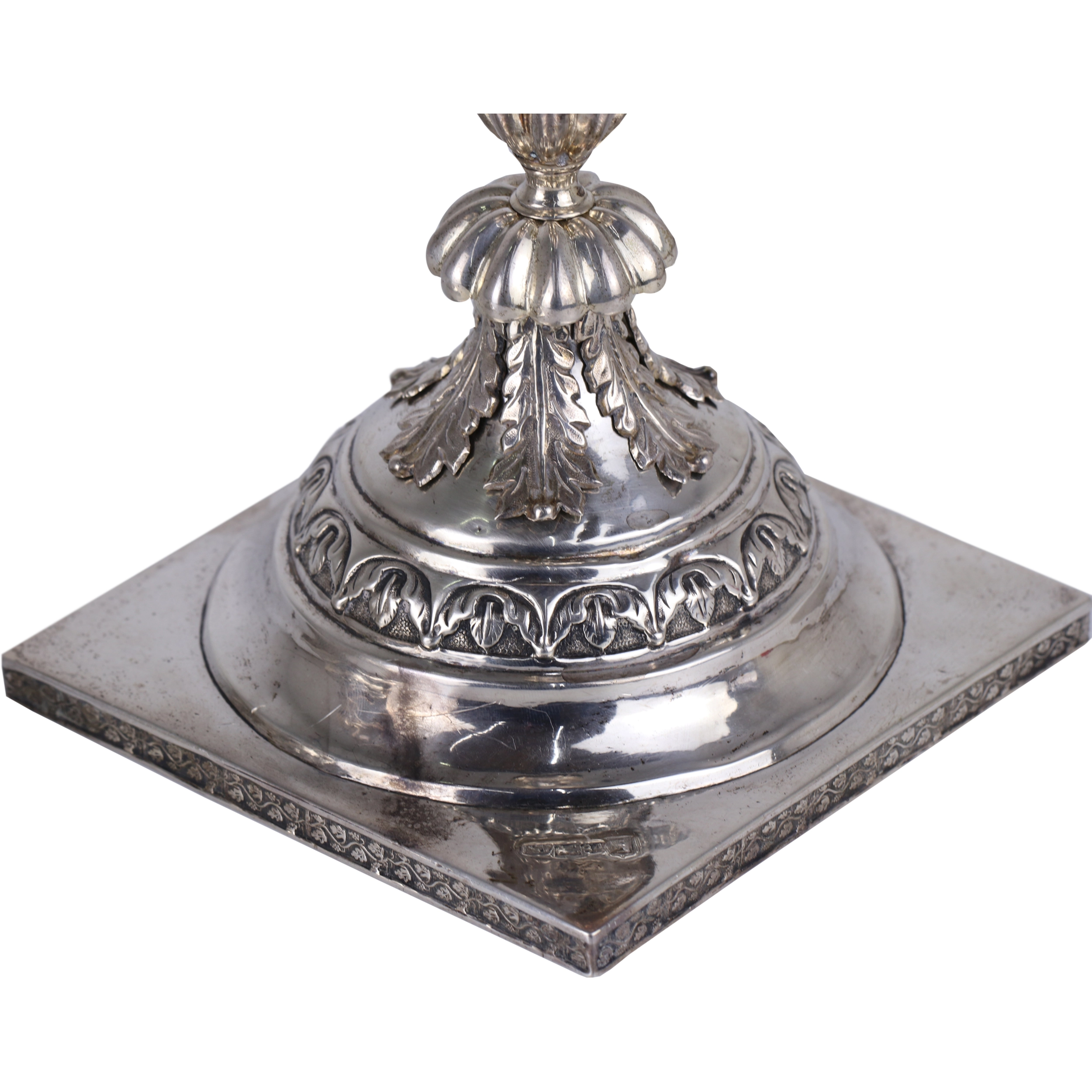 Une paire de bougeoirs elances en argent. Russie XIXe siècle. 