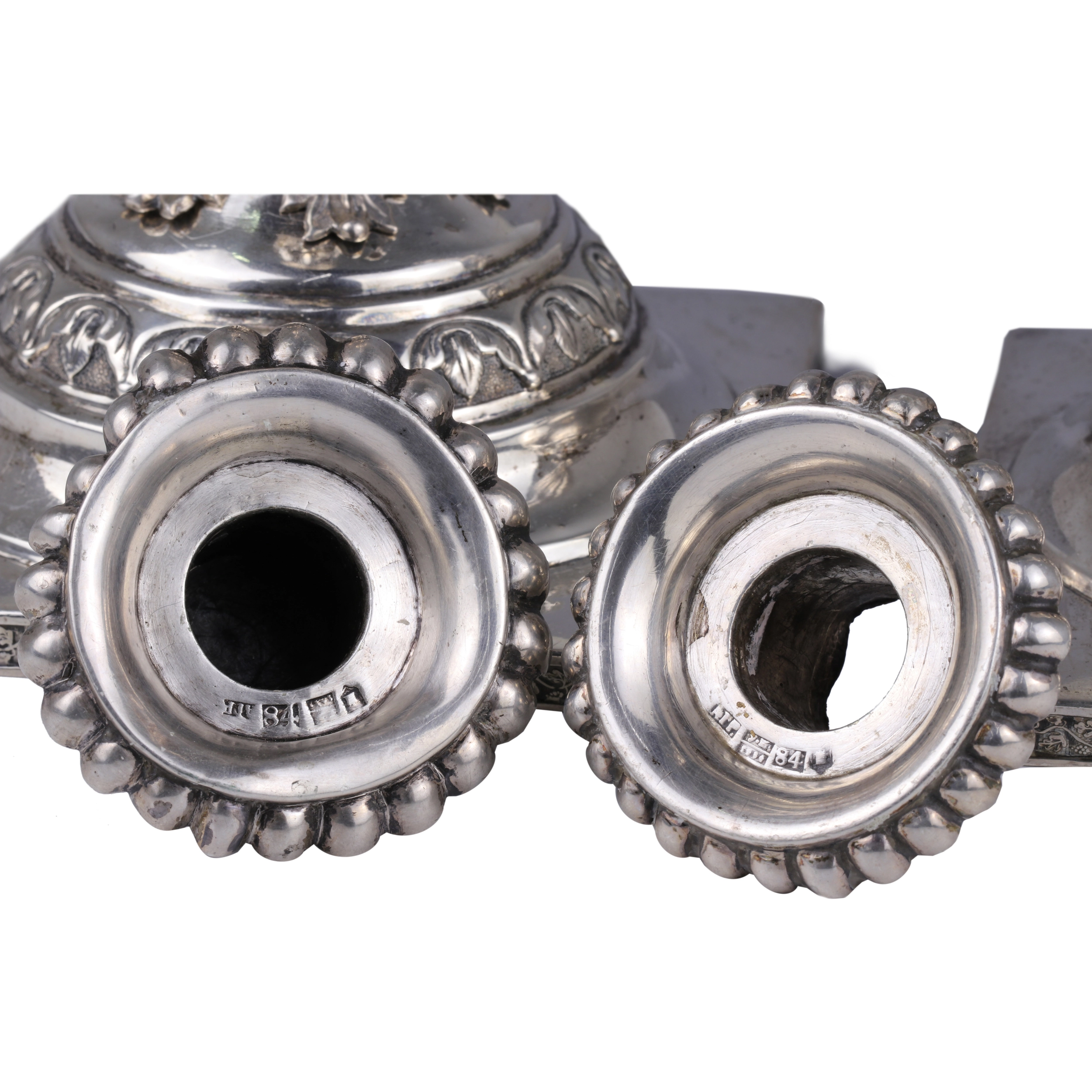 Une paire de bougeoirs elances en argent. Russie XIXe siècle. 