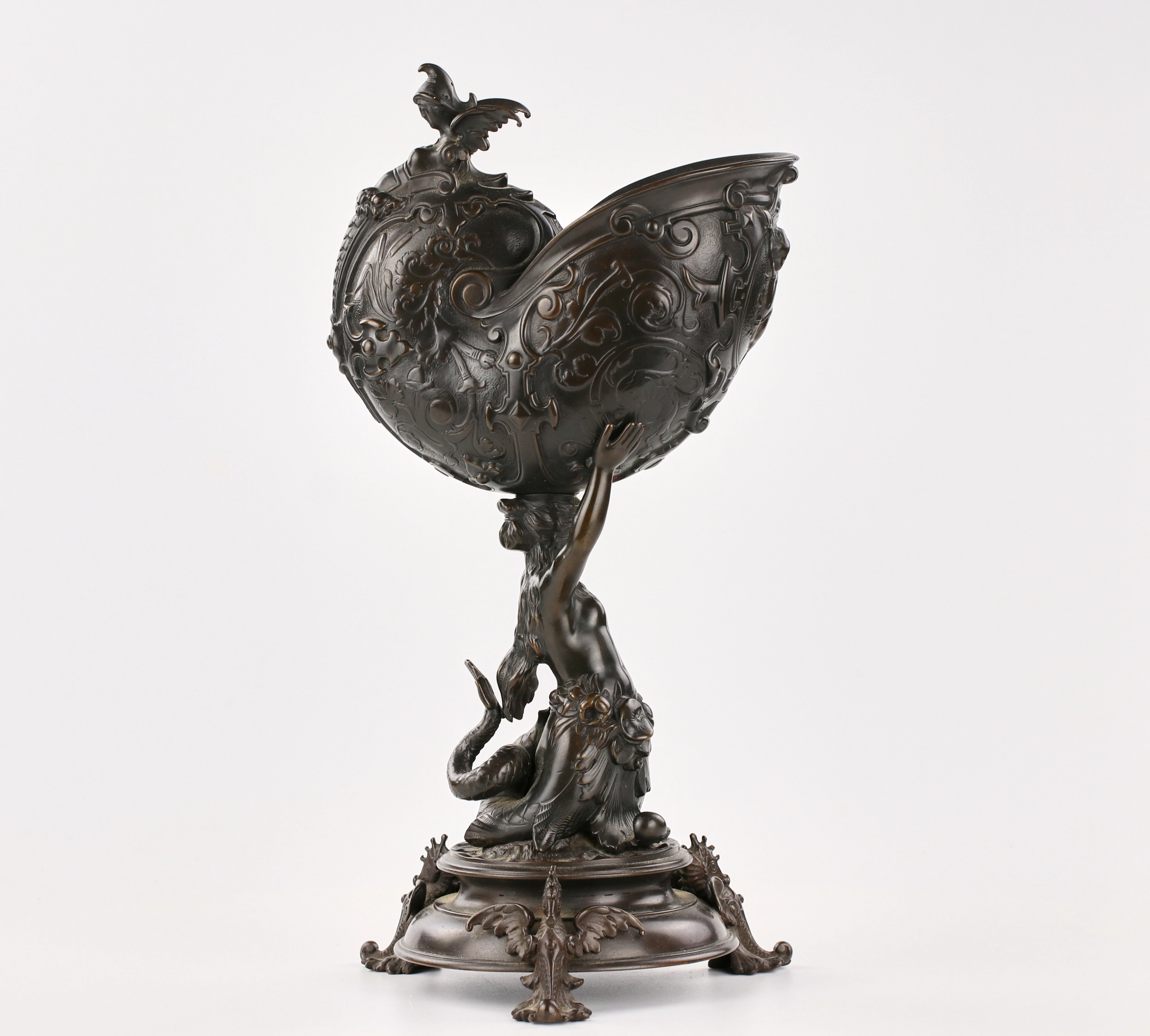 Cruche en bronze avec un bol en forme de Nautilus 