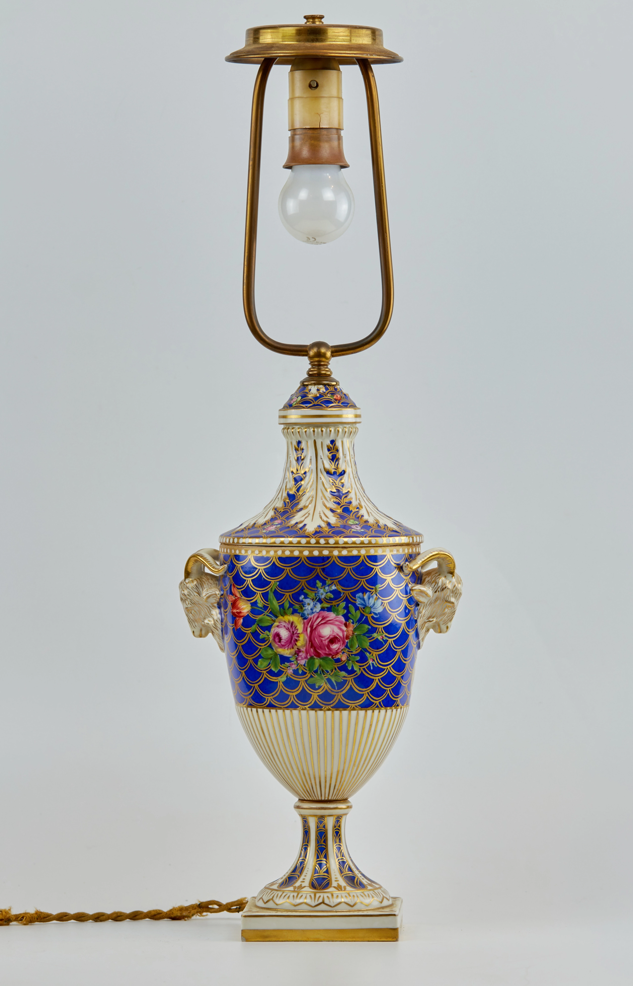 Lampe de table avec porcelaine. 