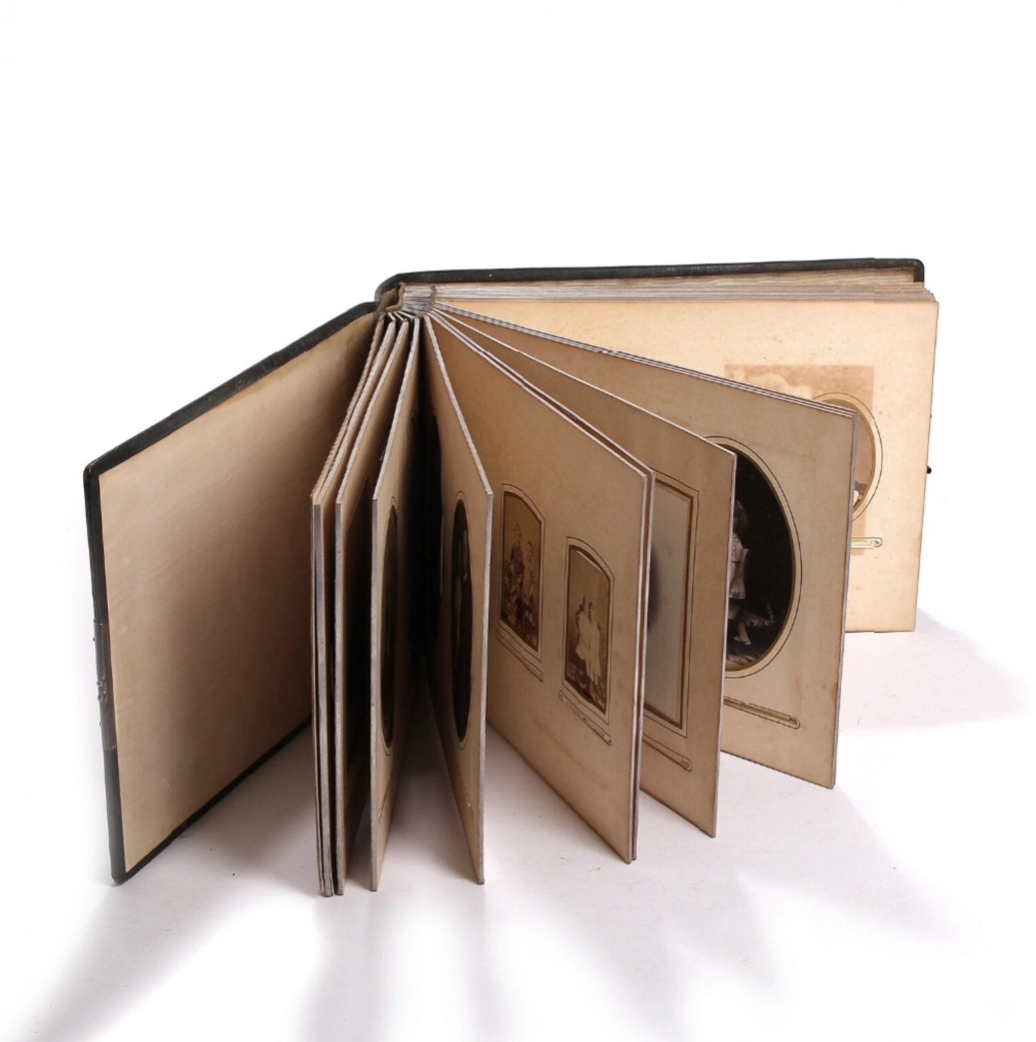 Album photo russe avec incrustations dargent. 