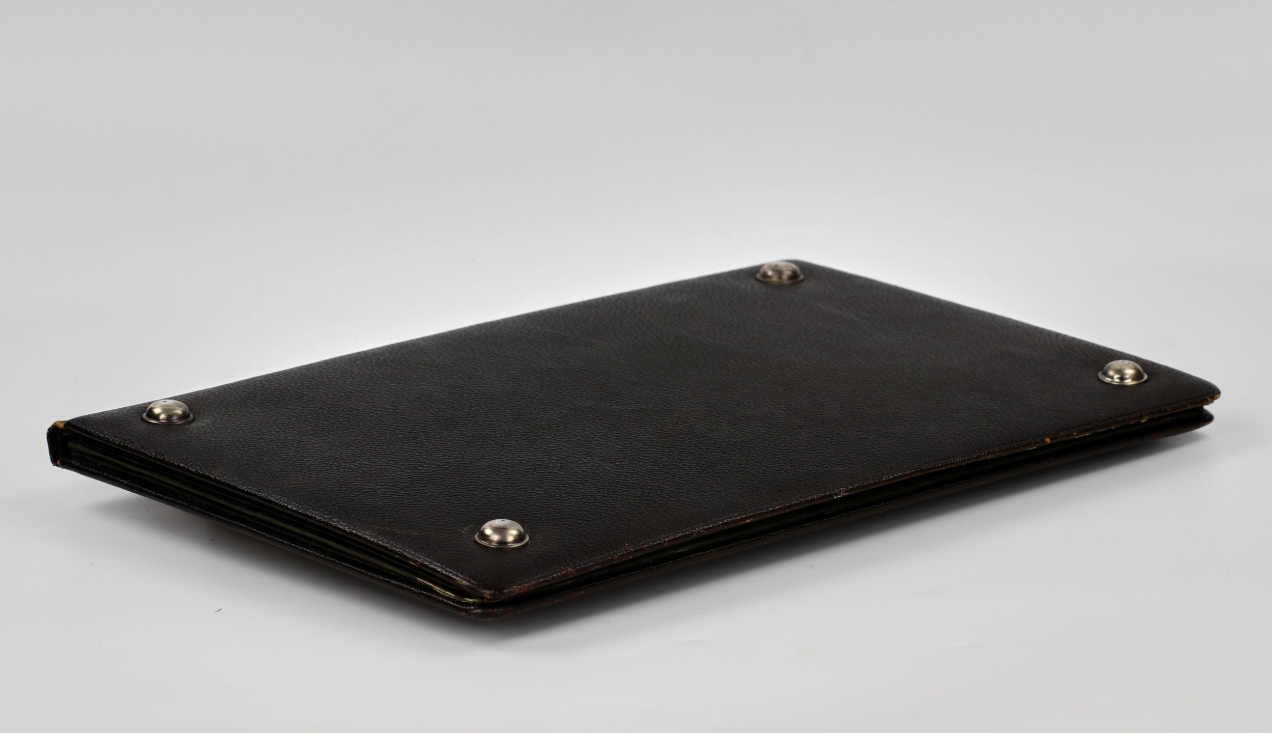 Portefeuille en cuir avec superposition dargent. Russie, 1908-1917.