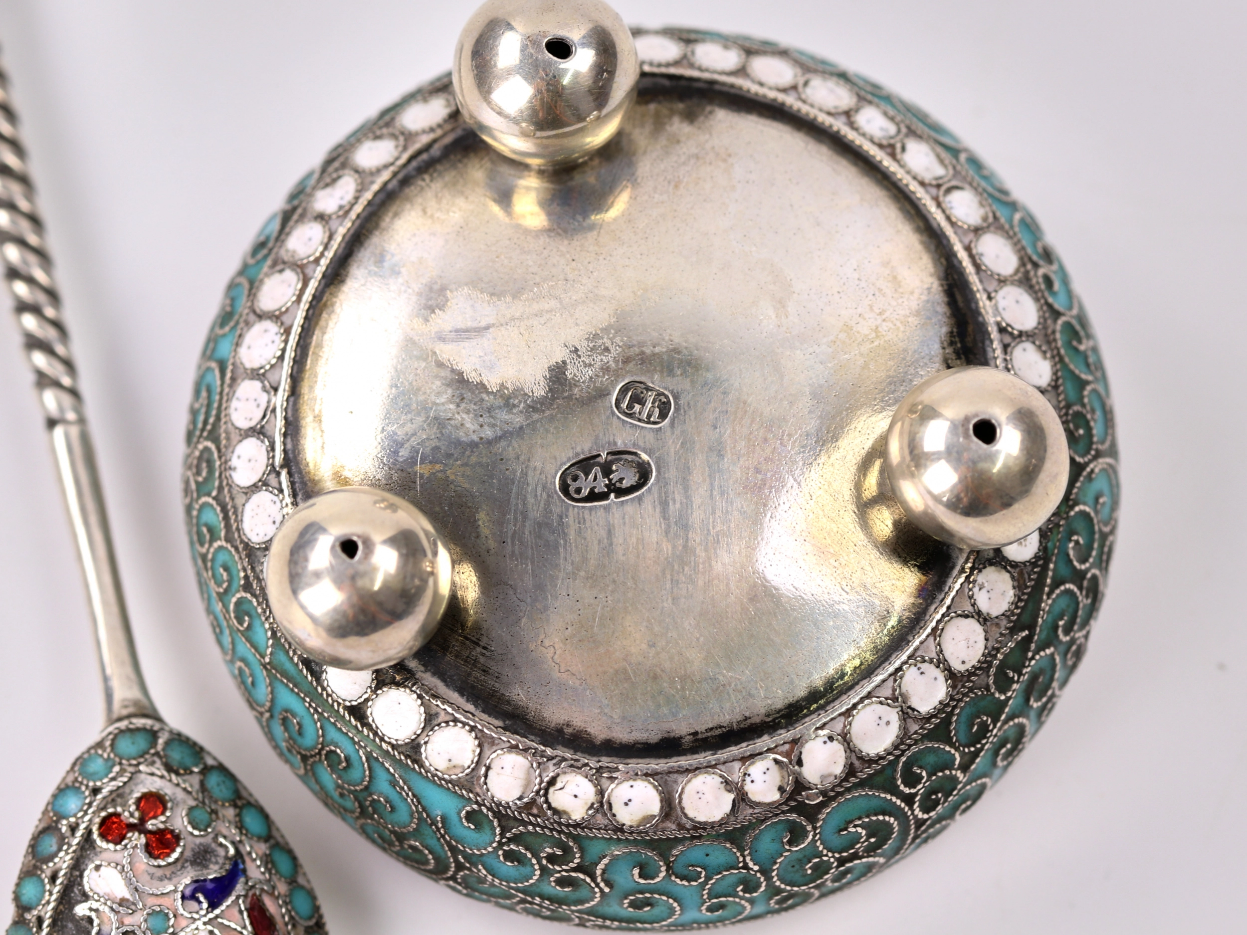 Une elegante salière en argent avec une cuillère. 