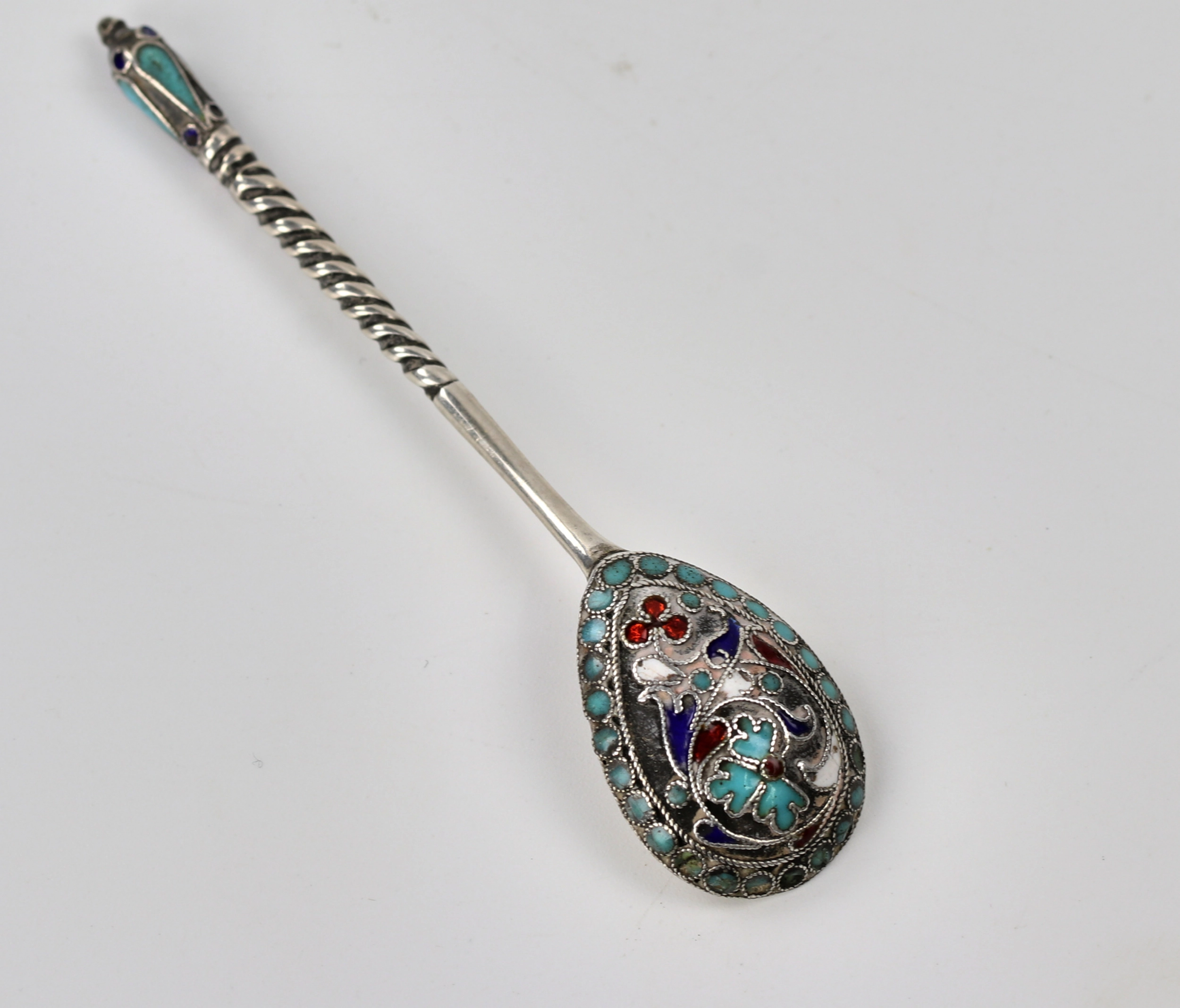 Une elegante salière en argent avec une cuillère. 