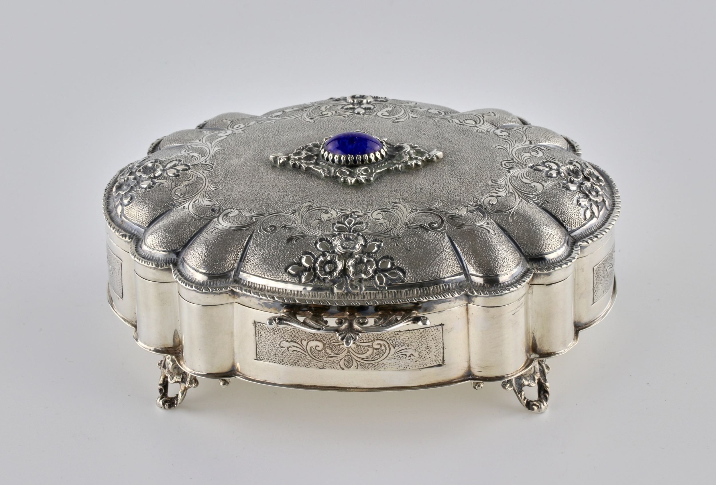Boîte à bijoux en argent.