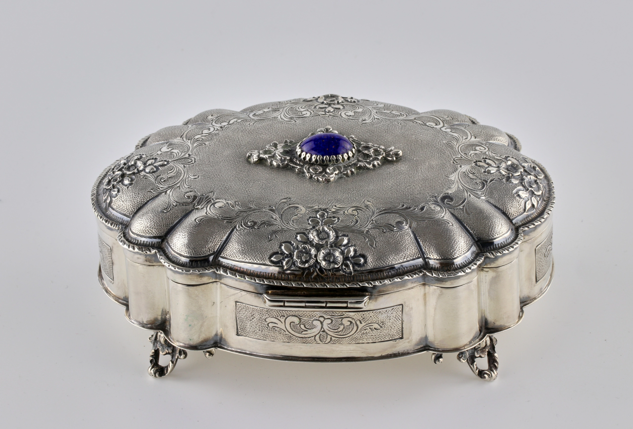 Boîte à bijoux en argent.