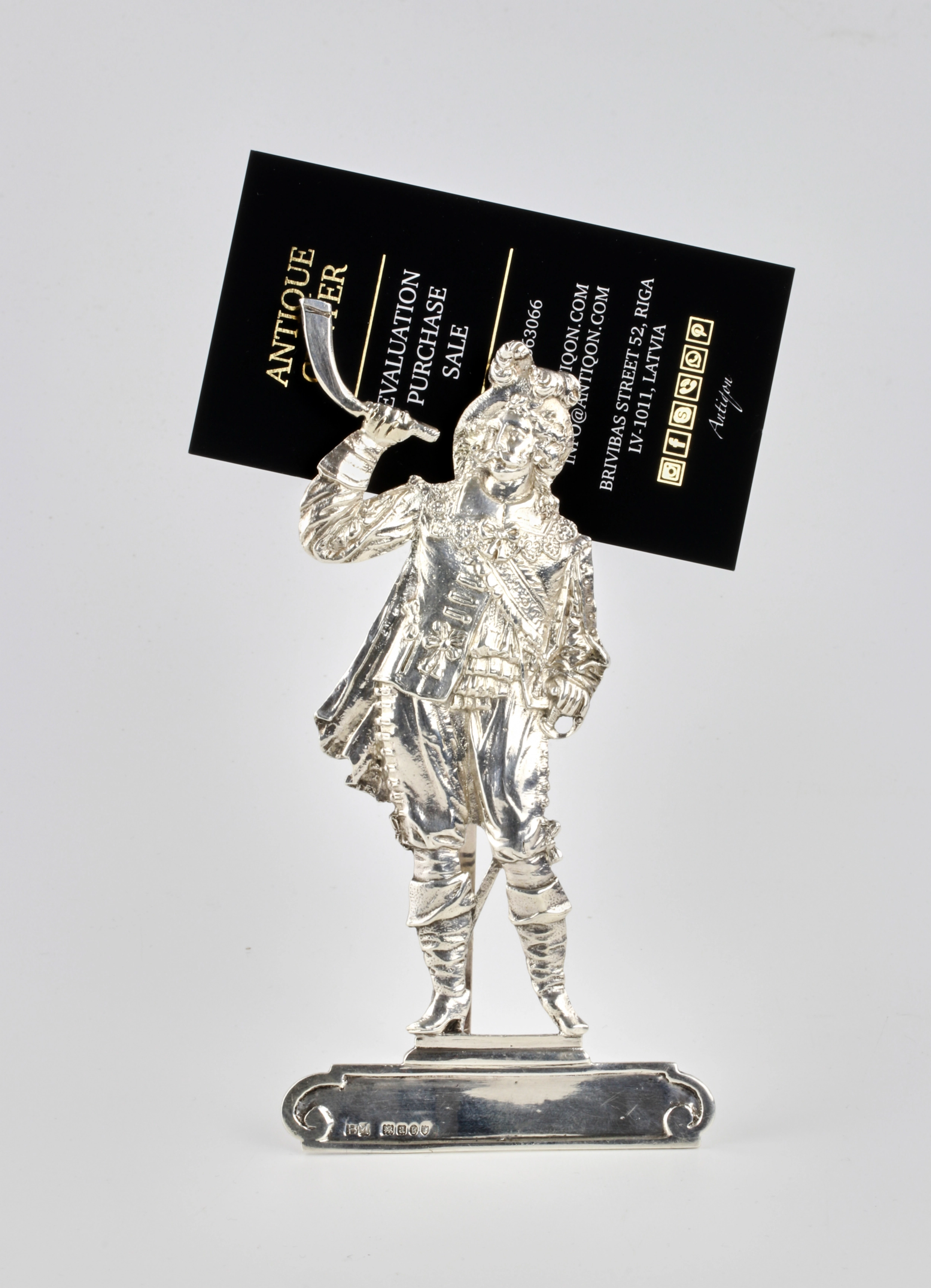ENGLISH SILVER CARD HOLDER IN THE FORM OF A MUSKETEER. LONDON, 1896