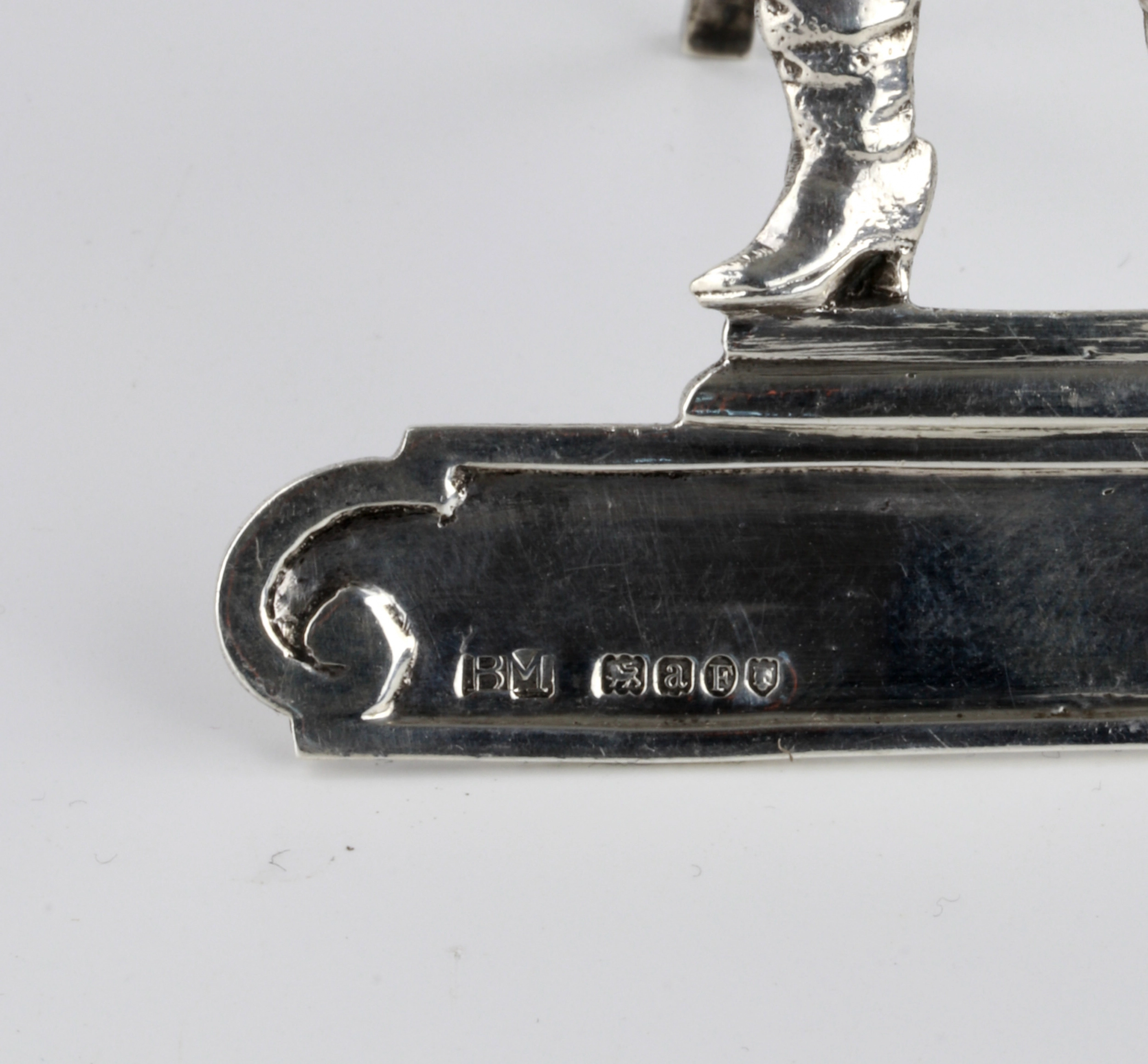 ENGLISH SILVER CARD HOLDER IN THE FORM OF A MUSKETEER. LONDON, 1896