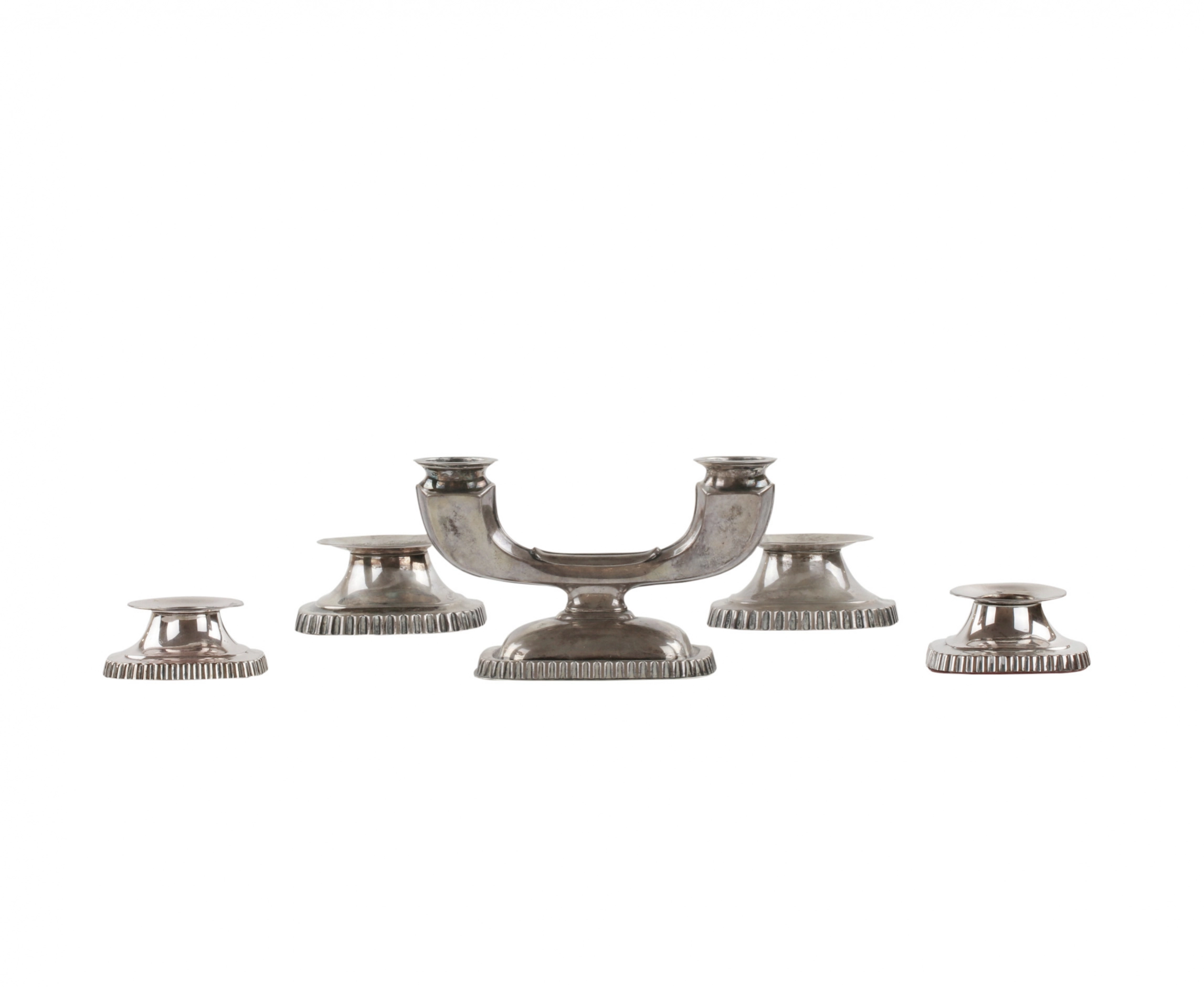 Ensemble de cinq bougeoirs en argent de style Art Deco. 