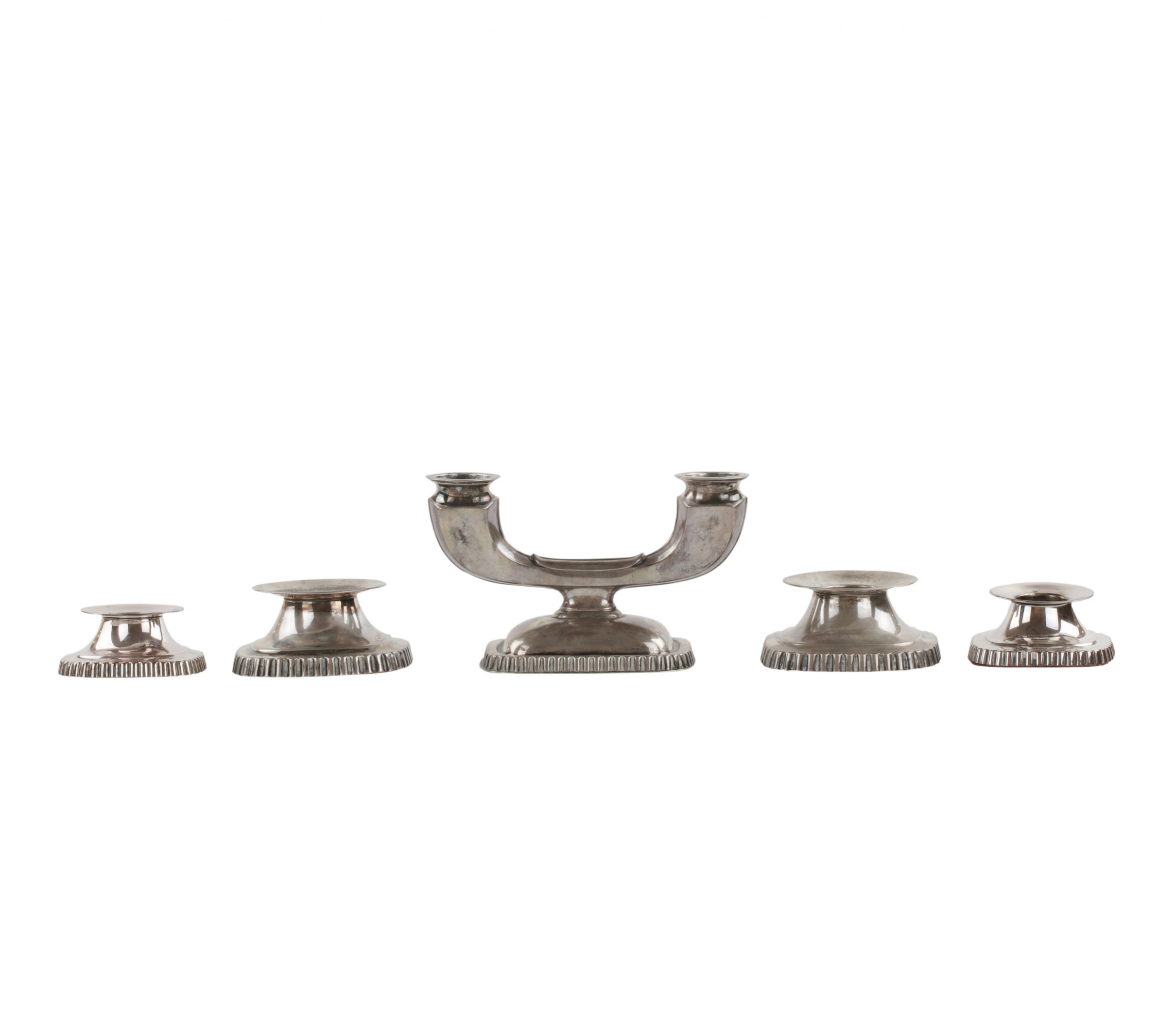 Ensemble de cinq bougeoirs en argent de style Art Deco. 
