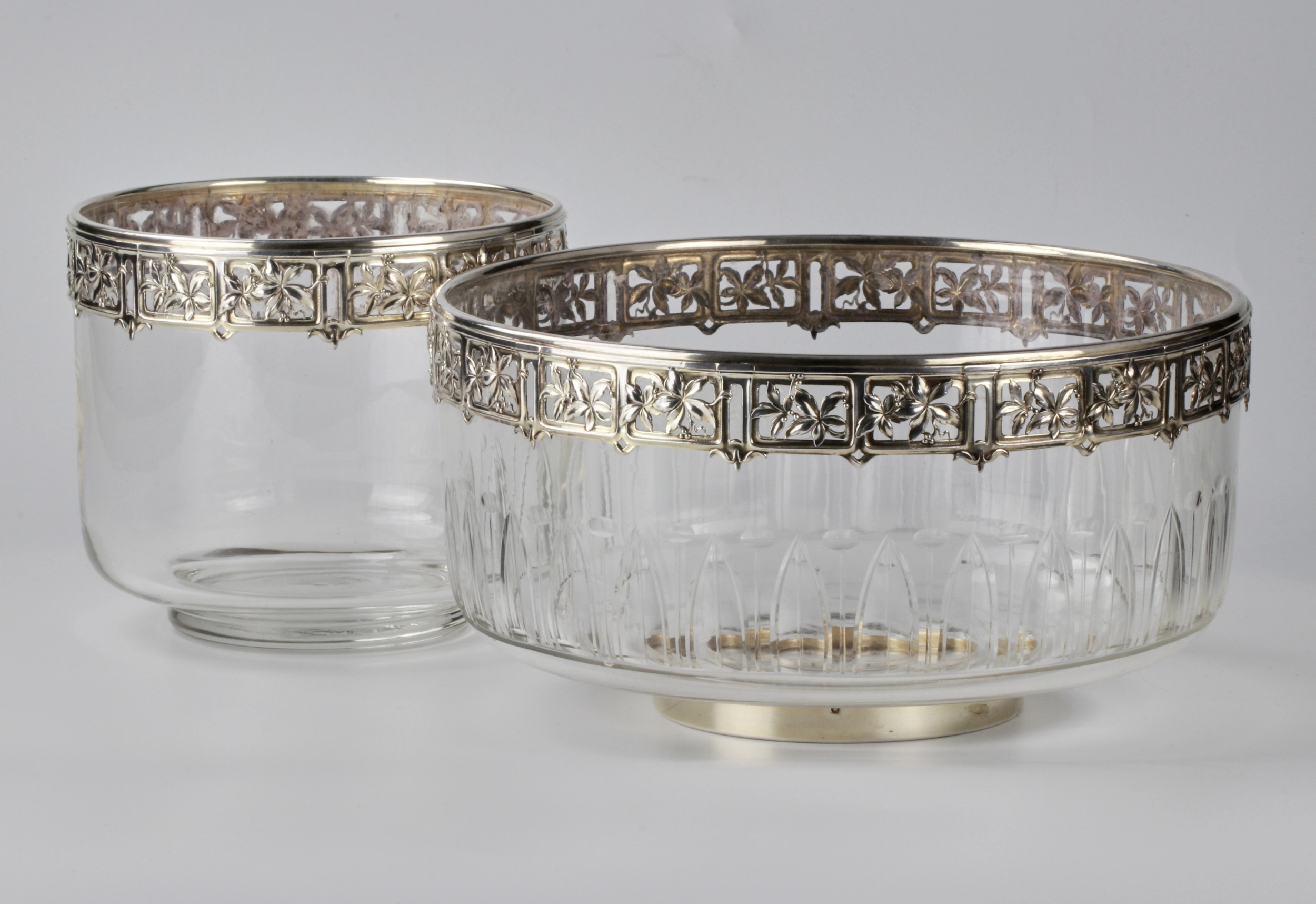 Refroidisseur de fruits et de baies en verre avec ceintures argentees. 