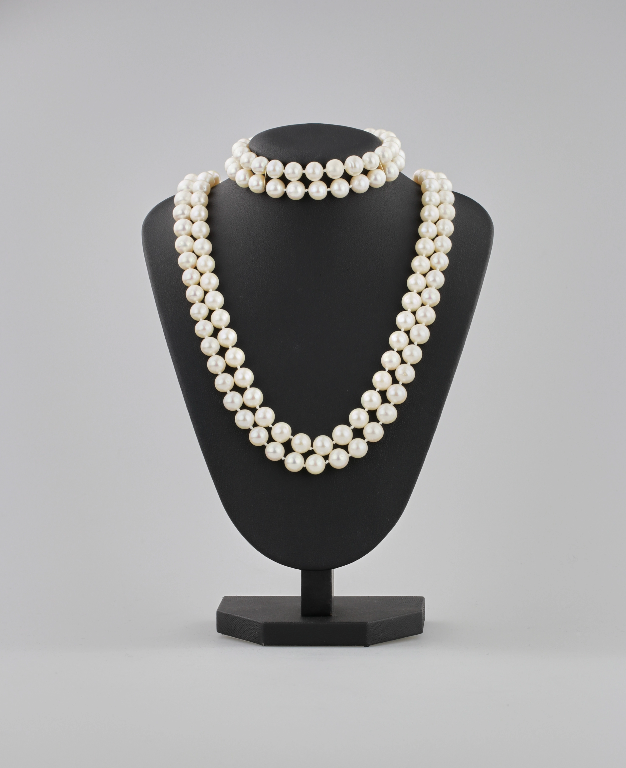 Ensemble de bijoux en or. Bracelet et collier.