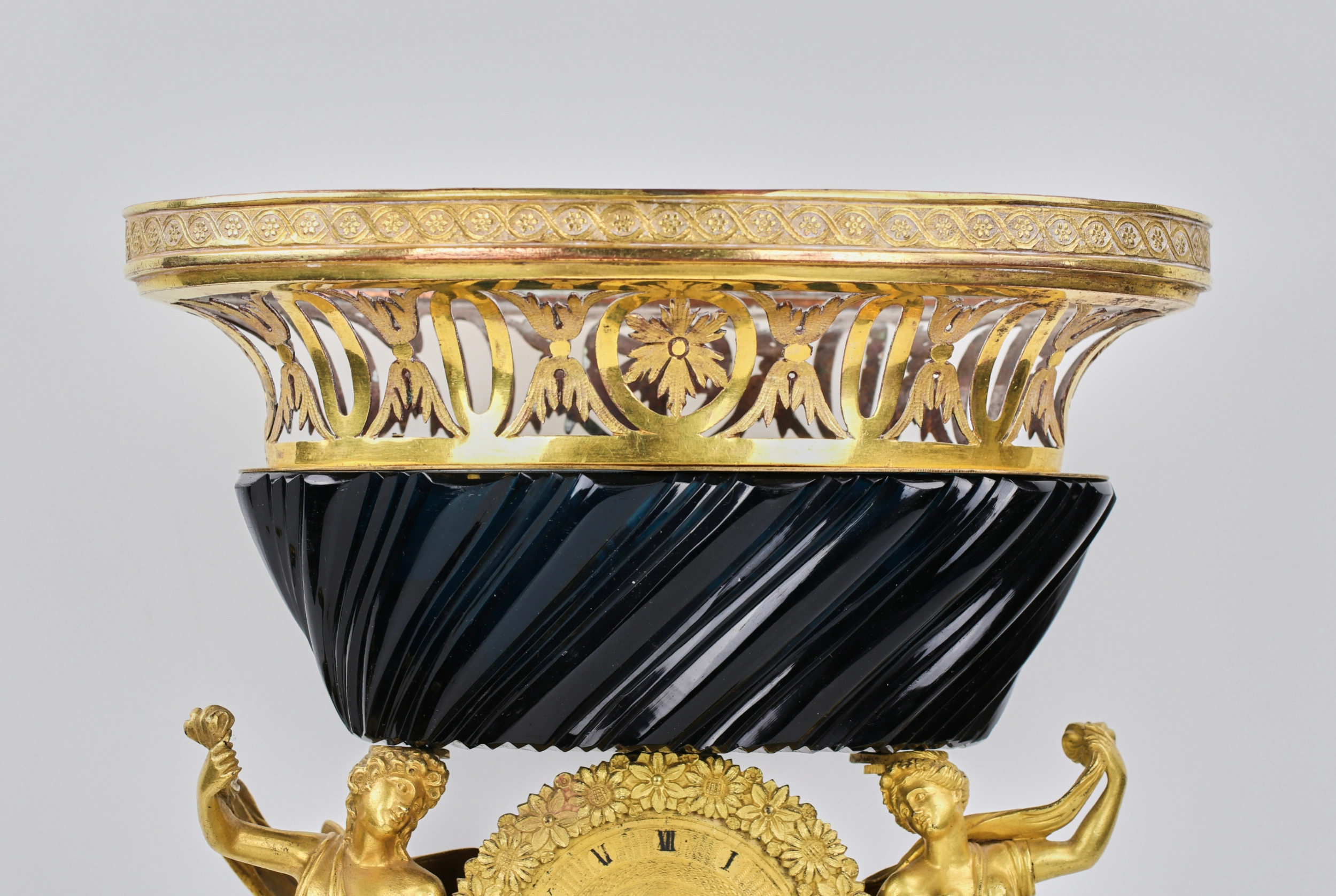 HORLOGE DE CHEMINÉE UNIQUE À ALLÉGORIE SOLAIRE. MODÈLE ATTRIBUÉ À CARLO ROSSI EMPIRE RUSSE, SAINT-PÉTERSBOURG, RÈGNE DE NICOLAS I, 1825-1855