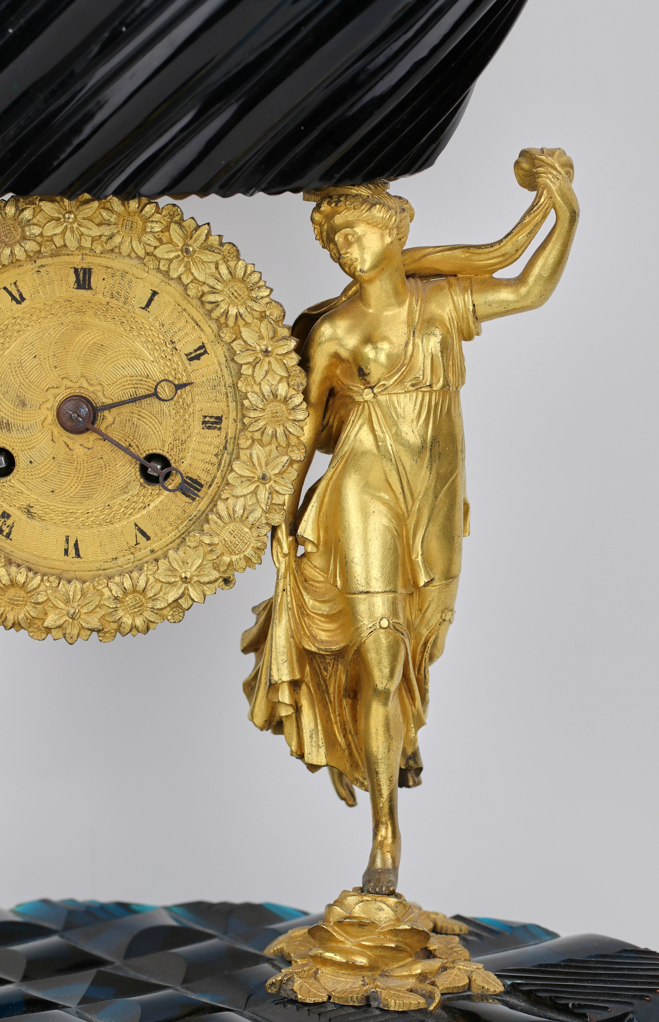 HORLOGE DE CHEMINÉE UNIQUE À ALLÉGORIE SOLAIRE. MODÈLE ATTRIBUÉ À CARLO ROSSI EMPIRE RUSSE, SAINT-PÉTERSBOURG, RÈGNE DE NICOLAS I, 1825-1855