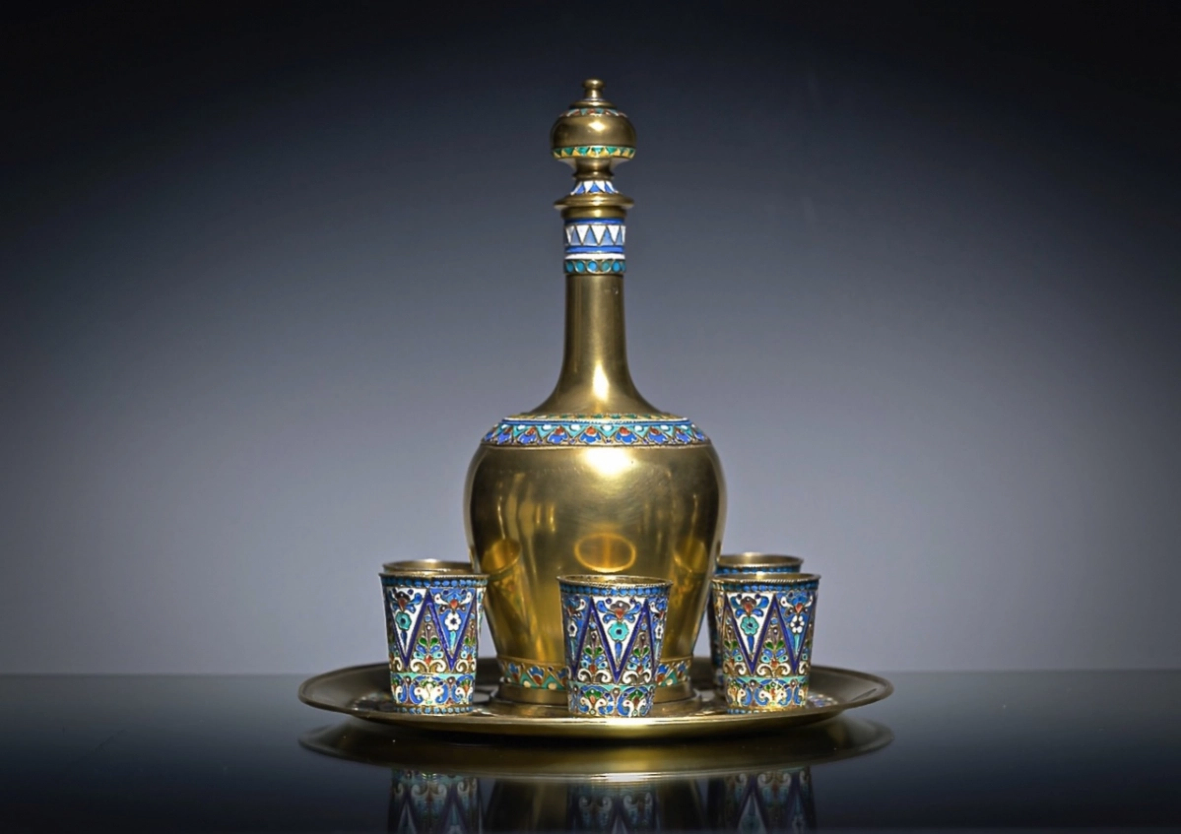 Ensemble de vodka luxueux en argent russe avec email. 