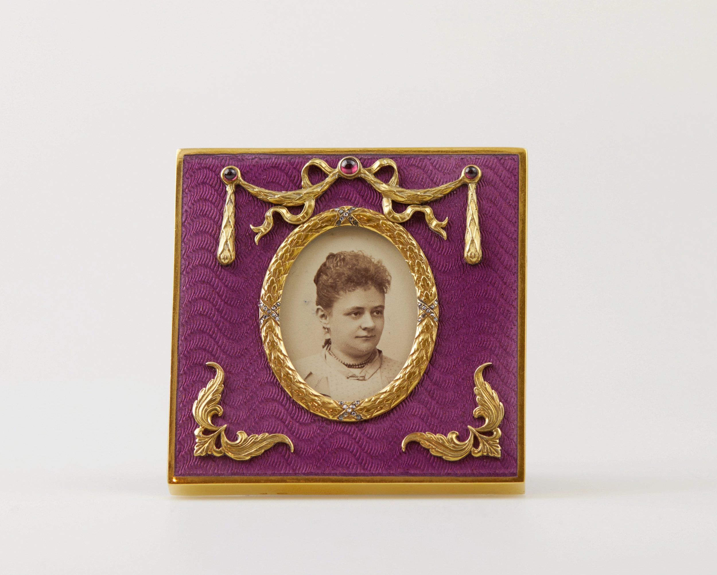 Cadre photo carre en email guilloche en argent dore.