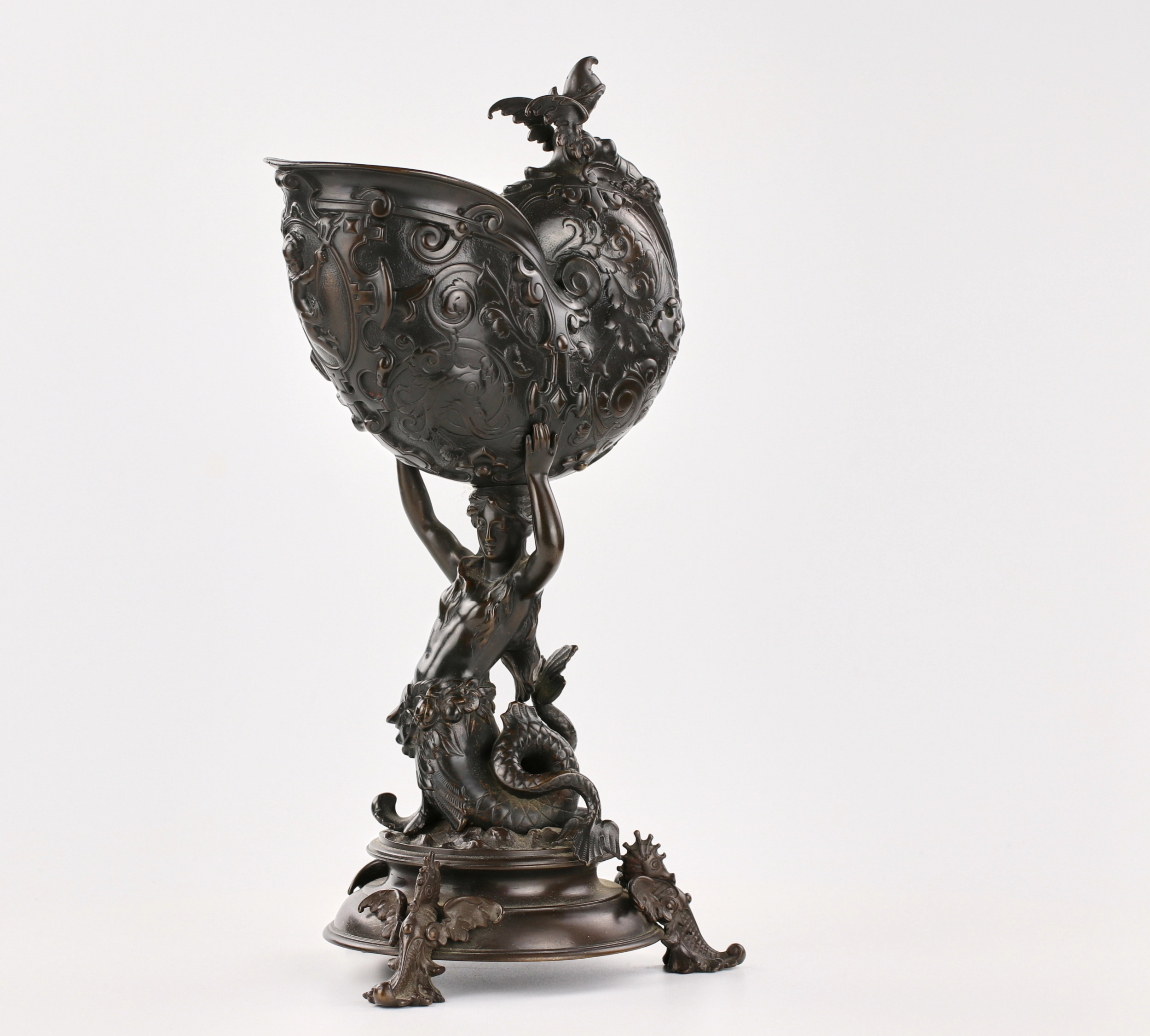 Cruche en bronze avec un bol en forme de Nautilus 
