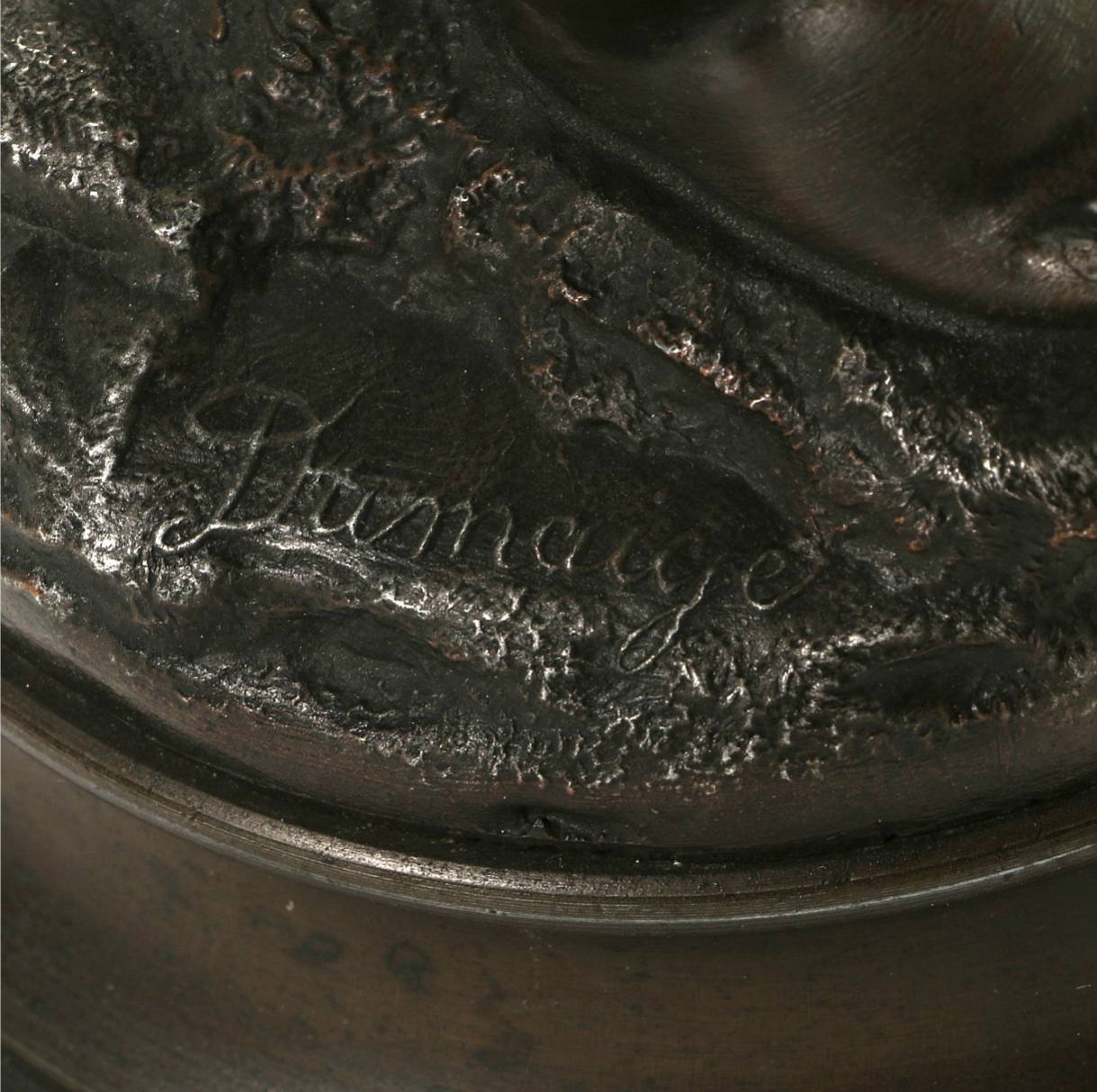 Une paire de sculptures satiriques Jouer aux Cupids