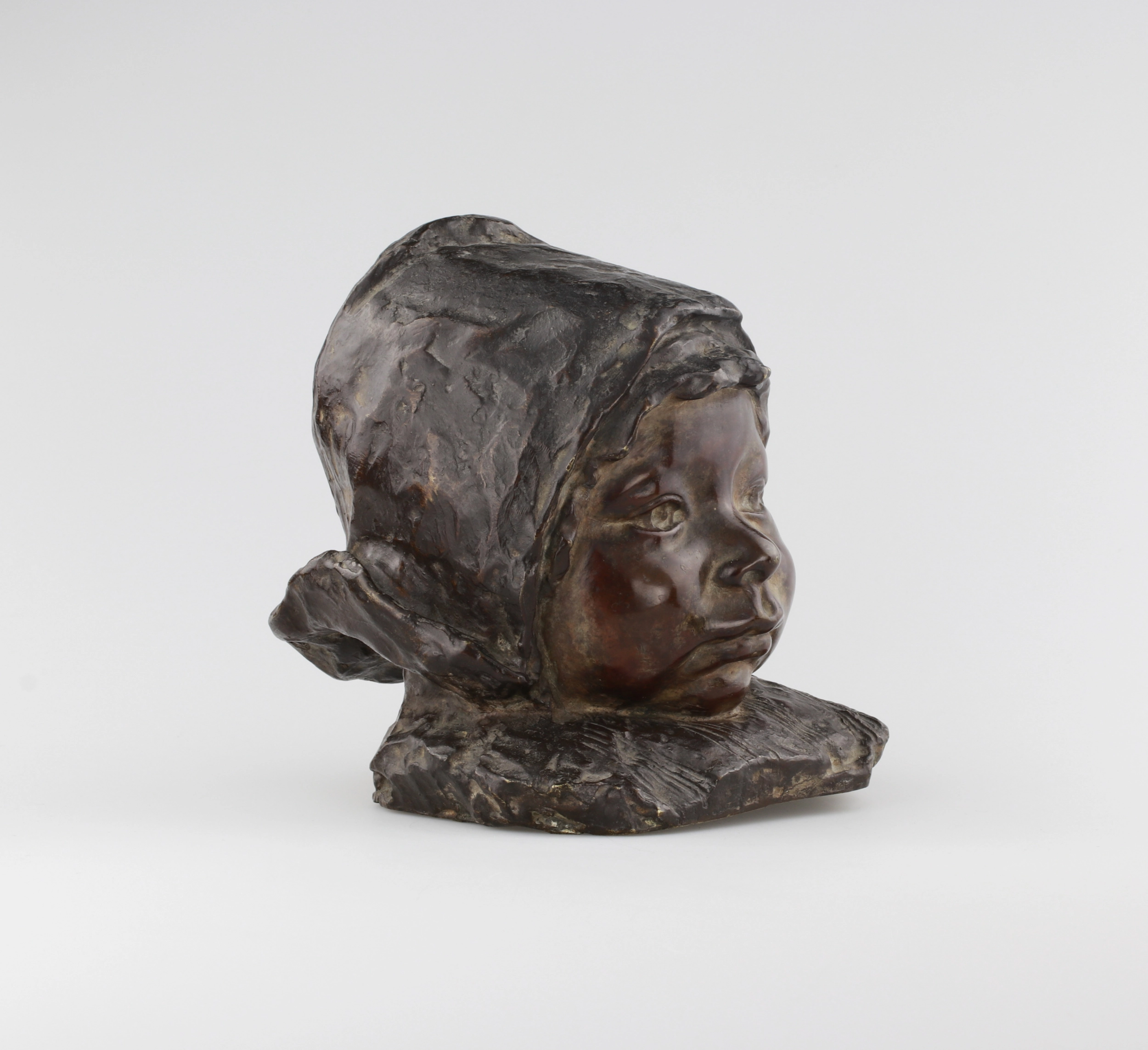Buste de jeune fille en bronze.Italie. Le tournant des XIXe-XXe siècles. 