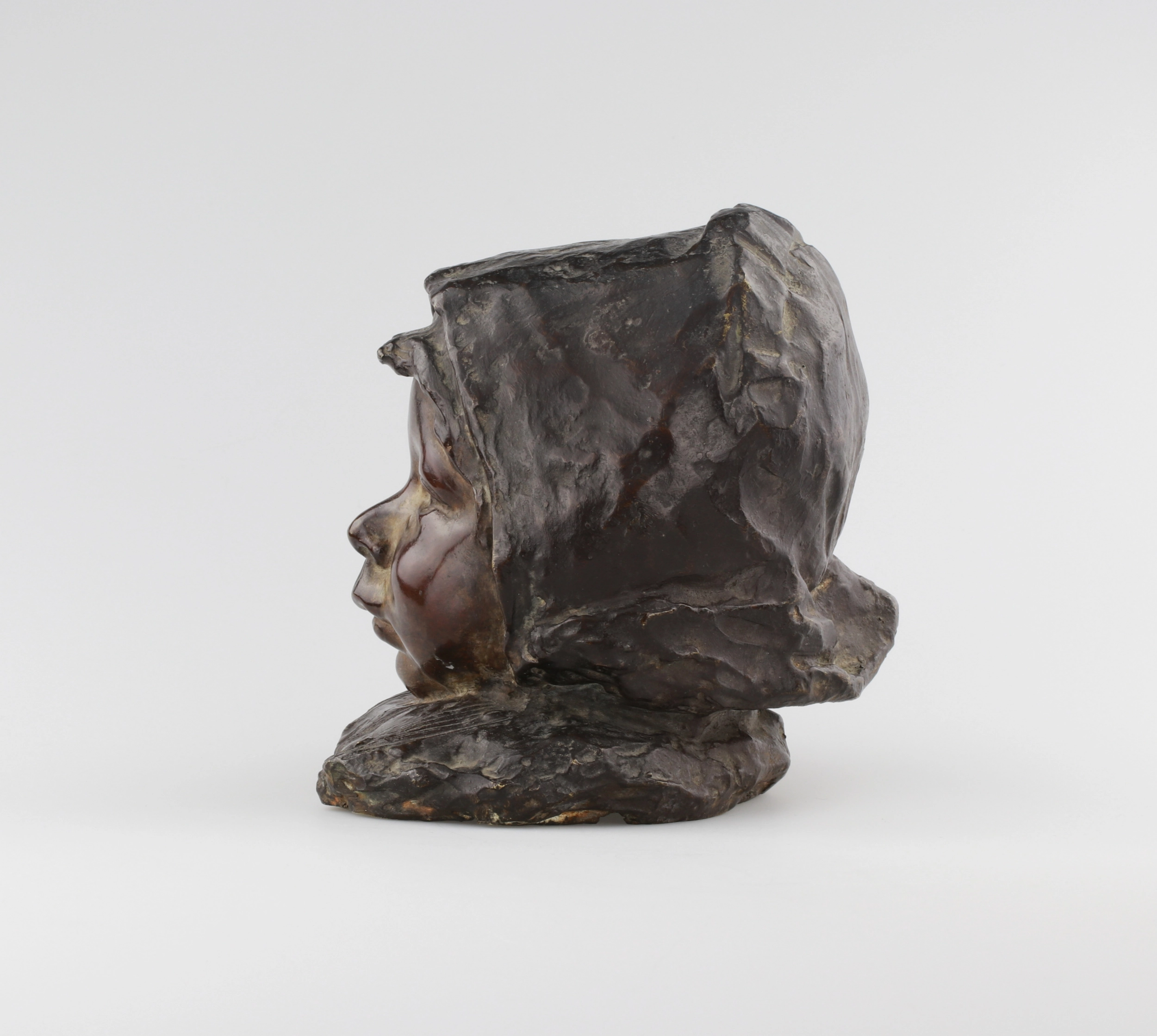 Buste de jeune fille en bronze.Italie. Le tournant des XIXe-XXe siècles. 